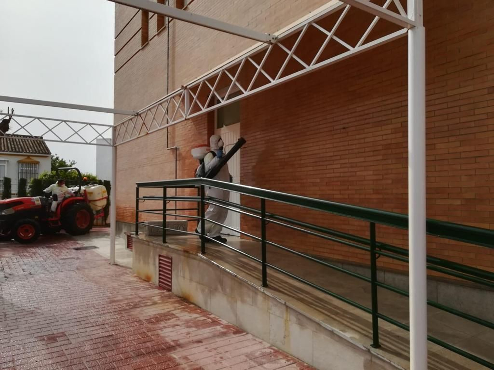 Tareas de desinfección en Arahal.