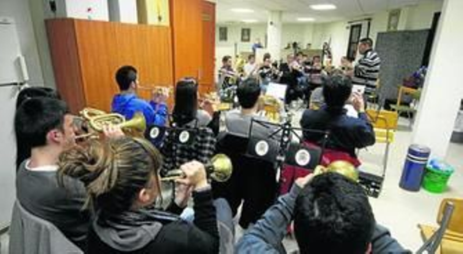 Ensayo de la Banda de Cornetas y Tambores de la Esperanza en una sala de su casa hermandad, insonorizada parcialmente y de forma casera por los propios músicos.