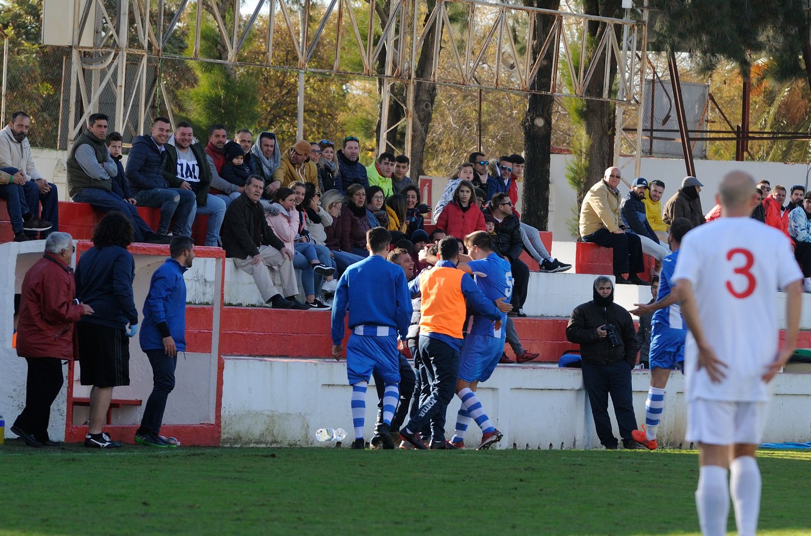 Paco Cala celebra con Álex Rodríguez y más jugadores el 0-1 en Chiclana.