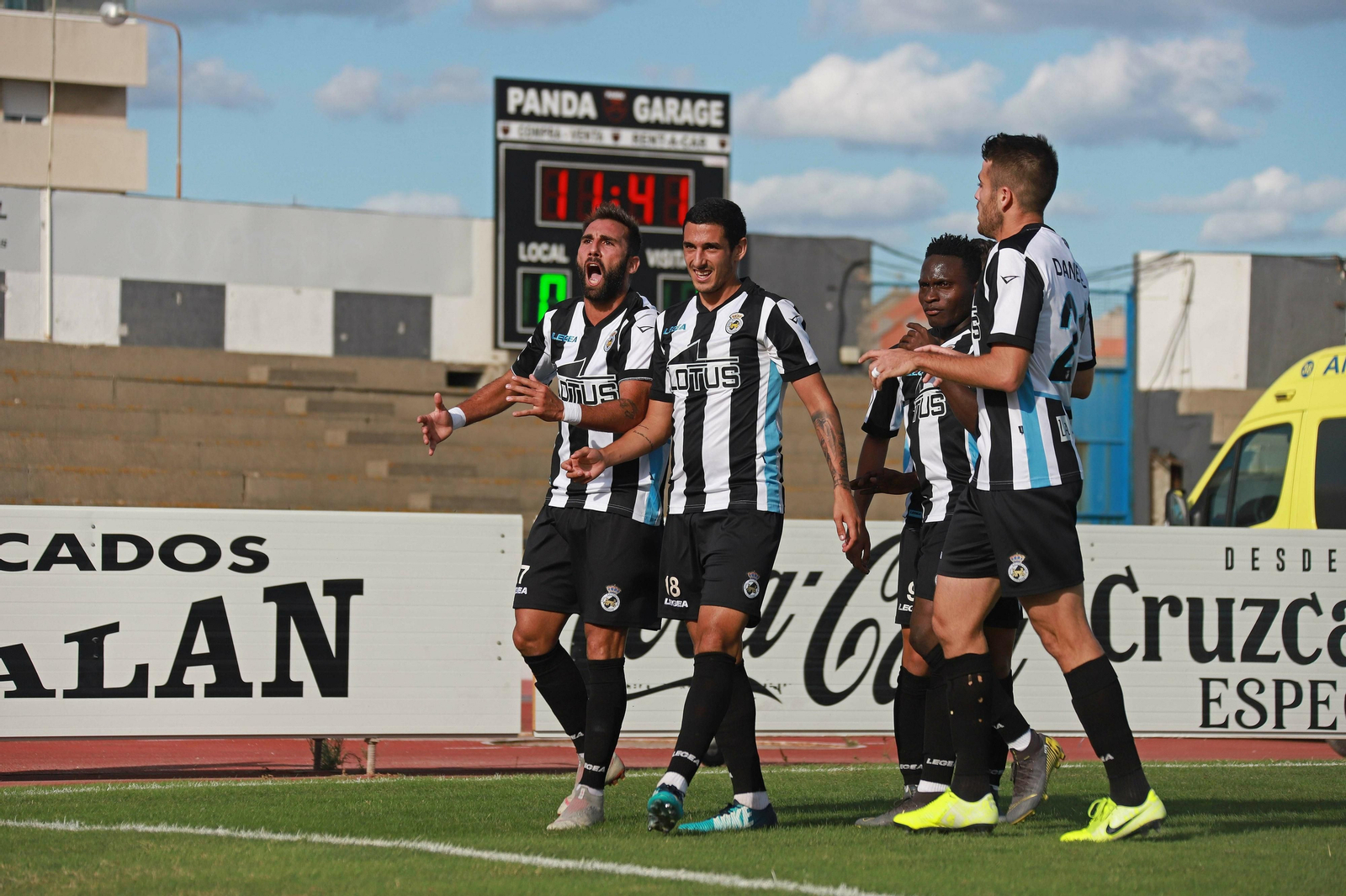 Pito Camacho (17) celebra su gol al Recreativo de Granada junto a Dopi (18)