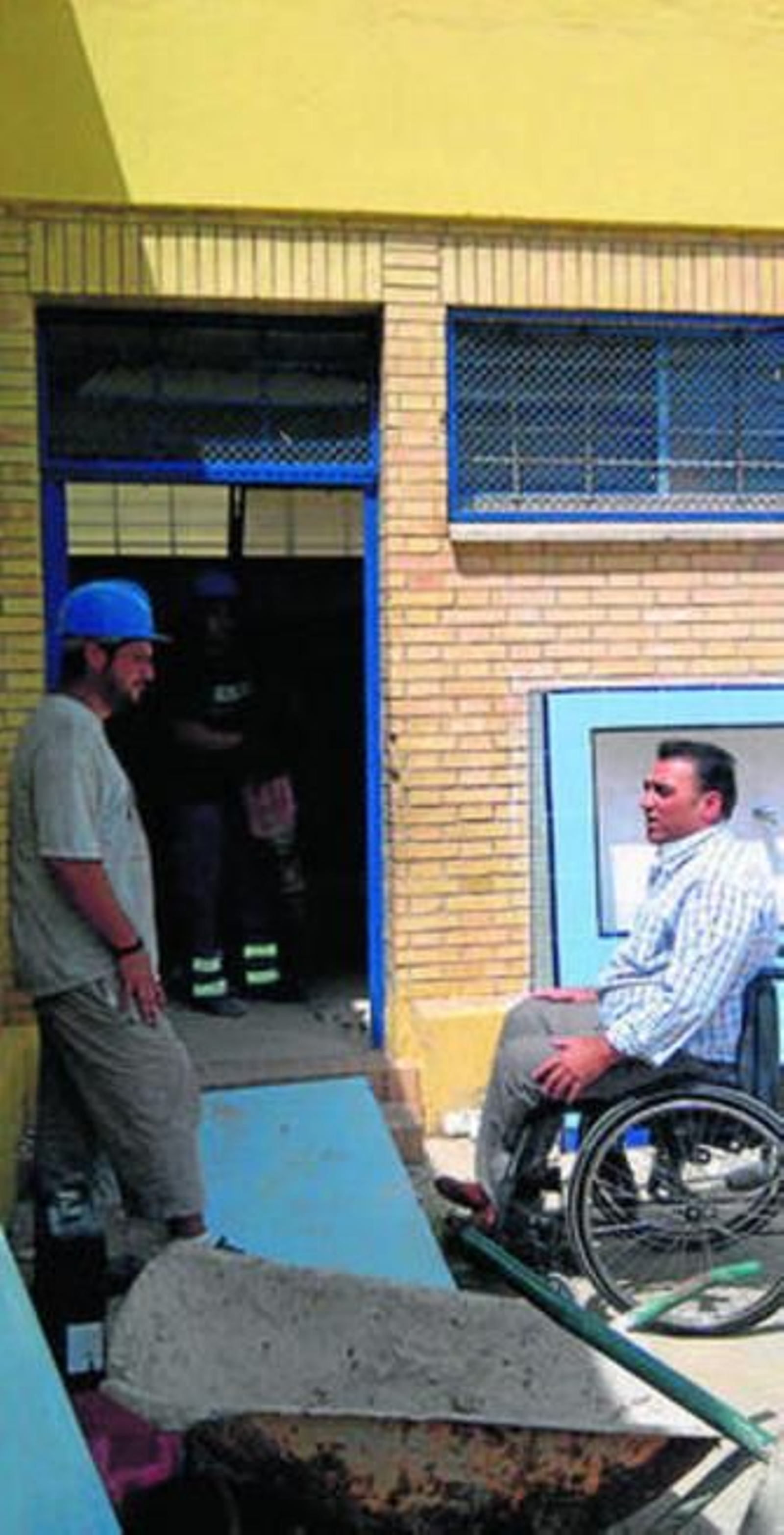 Juan García Camacho visita las obras del CEIP Adriano.
