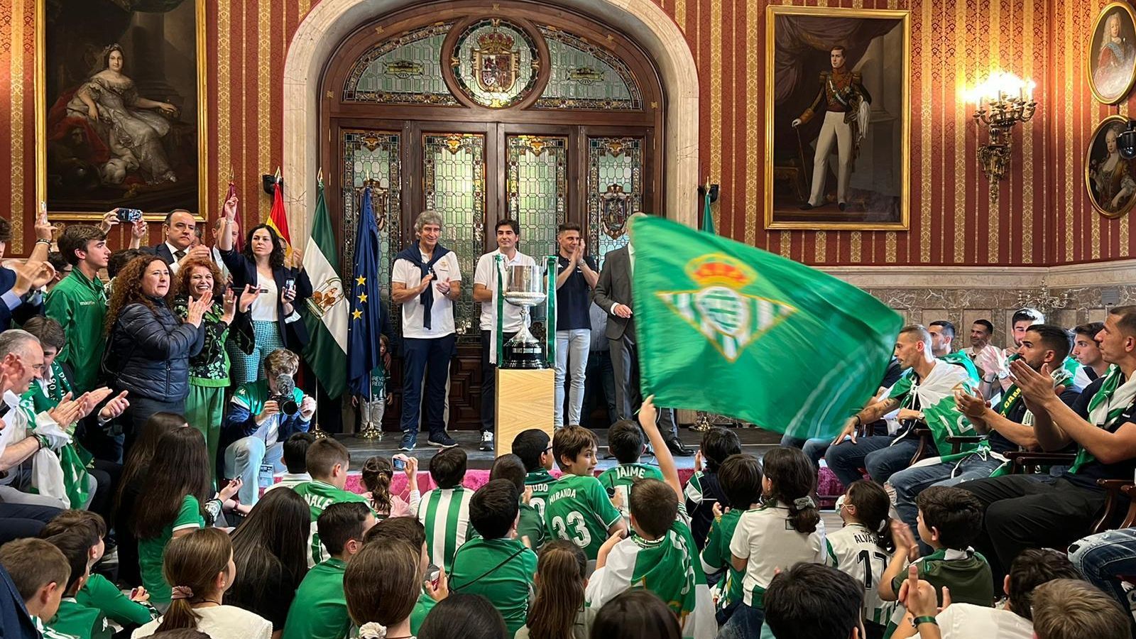 El alcalde de Sevilla, Antonio Muñoz, recibe al Betis en el Ayuntamiento.
