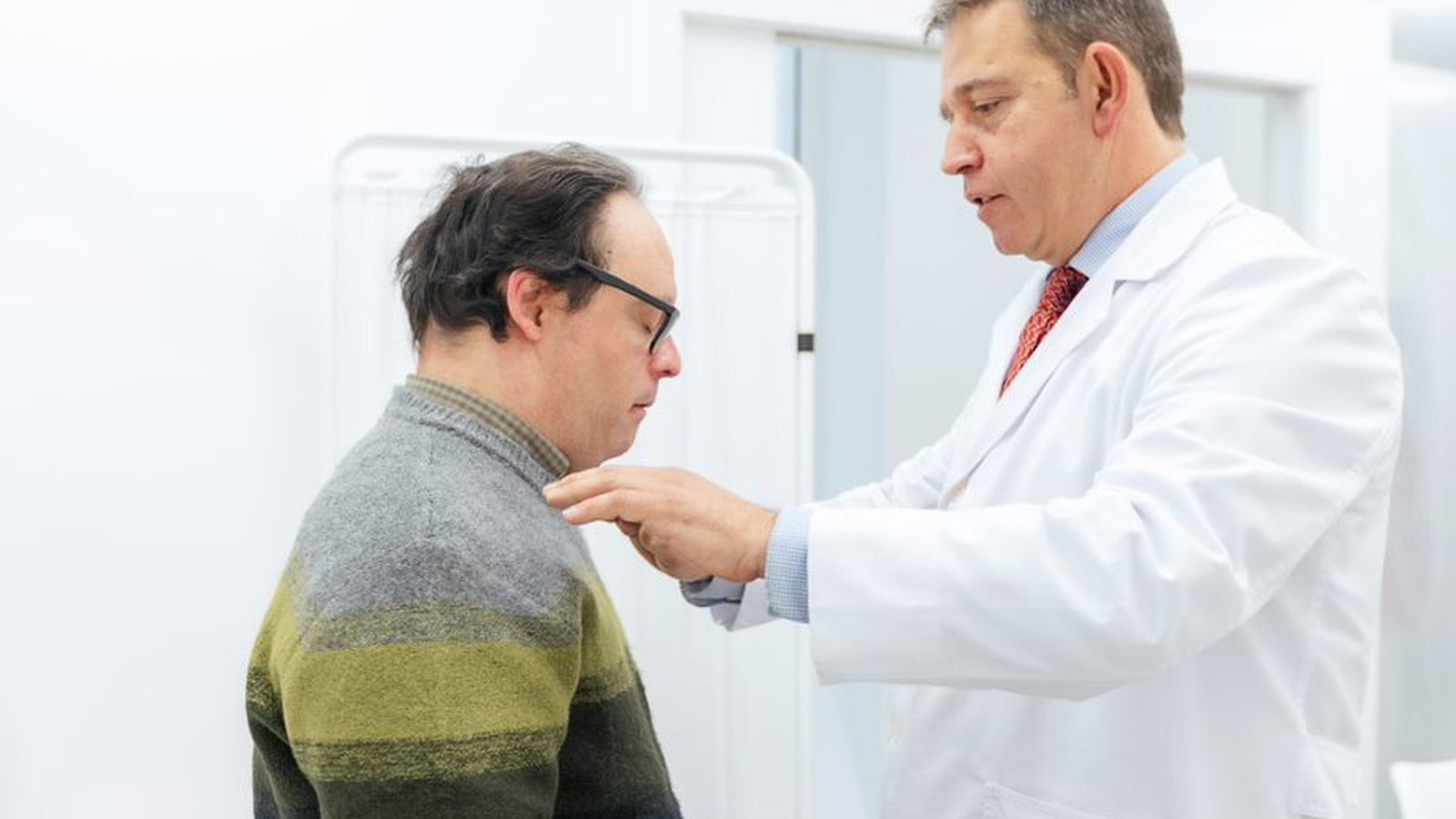 Un especialista atiende a un paciente en el centro Lejeune.