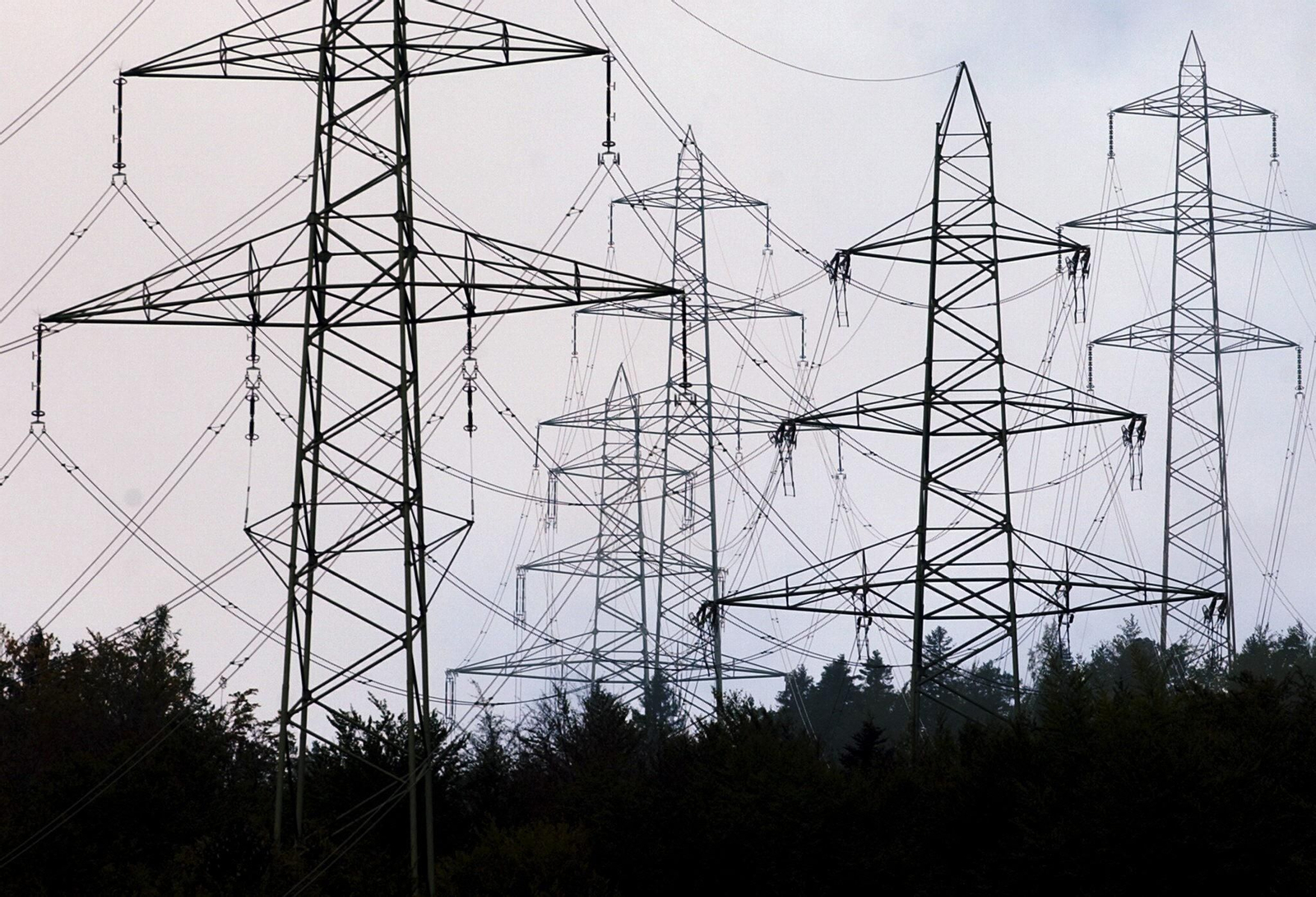 Varias torres de un tendido eléctrico.