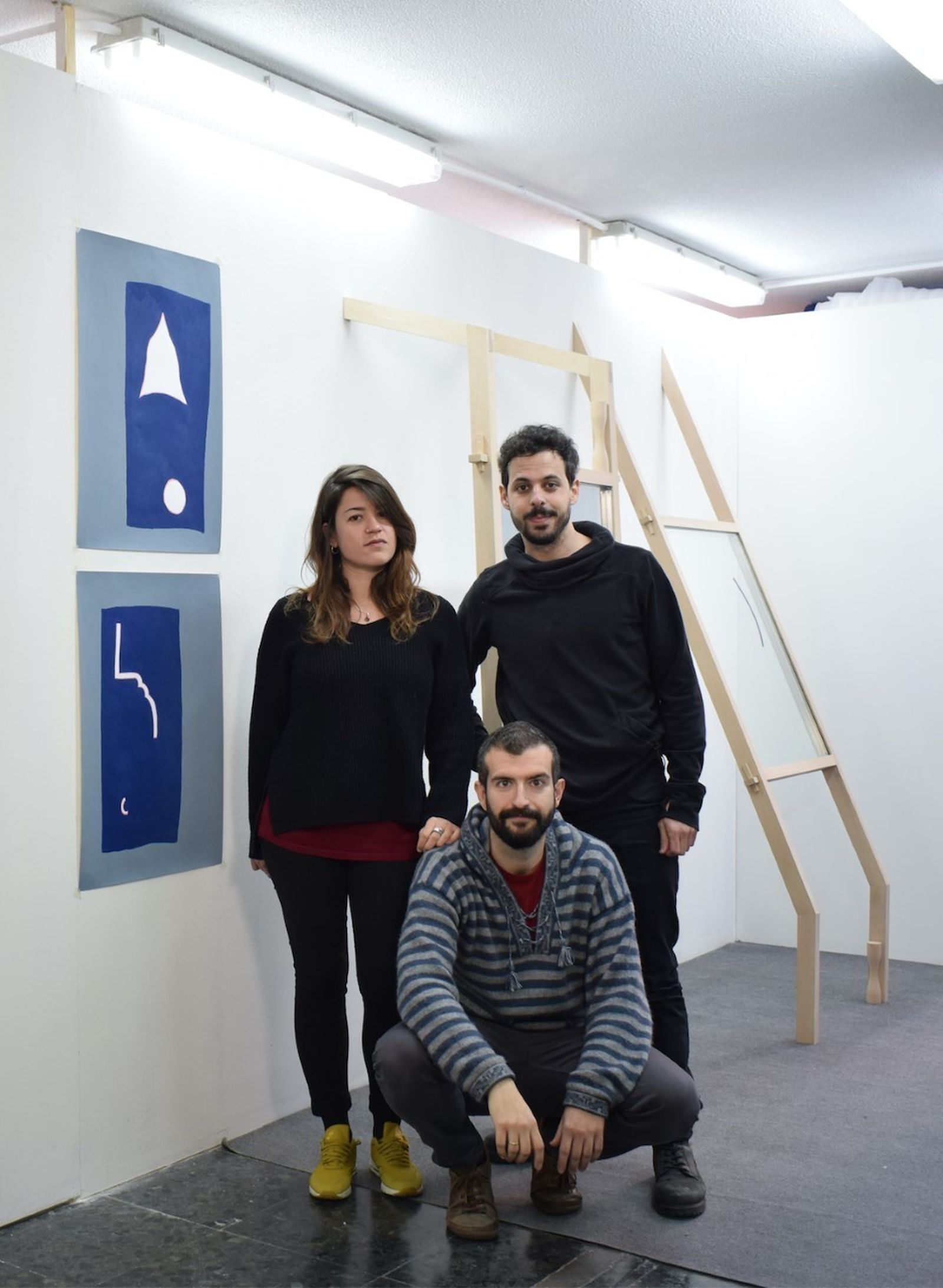 Julia Fuentesal y Pablo Muñoz de Arenillas junto al artista Alejandro Ginés.