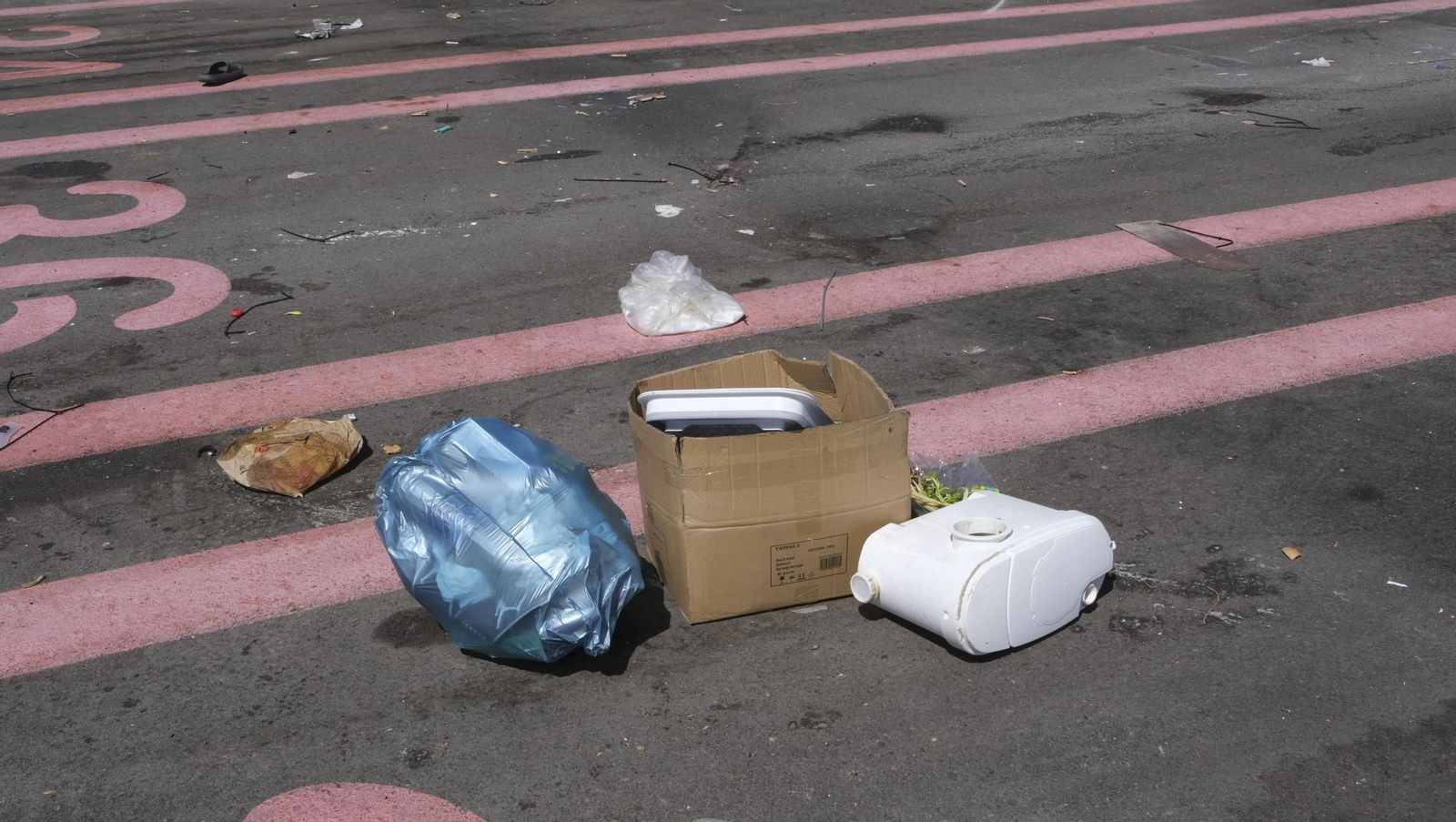 Fotos de la basura acumulada en el aparcamiento de los feriantes en la Vega de Acá