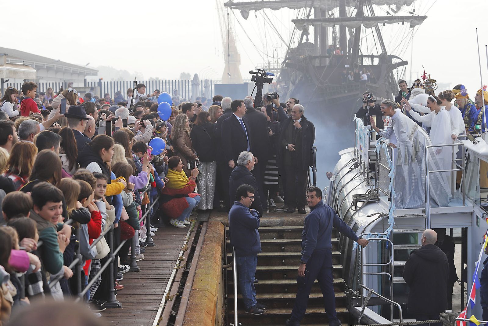 Imágenes de la mágica llegada de los Reyes Magos y la Estrella de la Ilusión a Huelva en barco