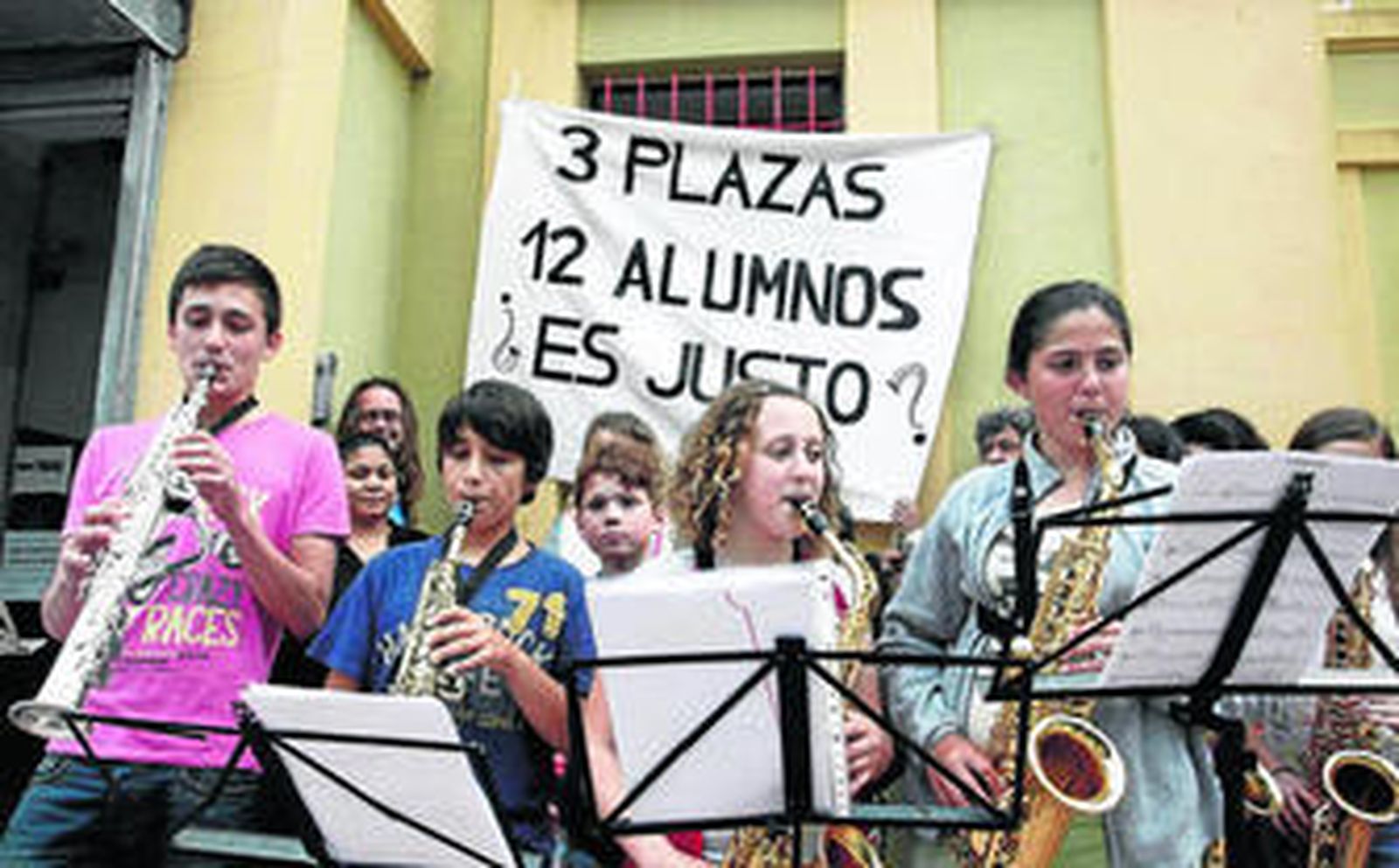 Imagen del alumnado en la última protesta celebrada este mismo mes frente al conservatorio en La Línea.
