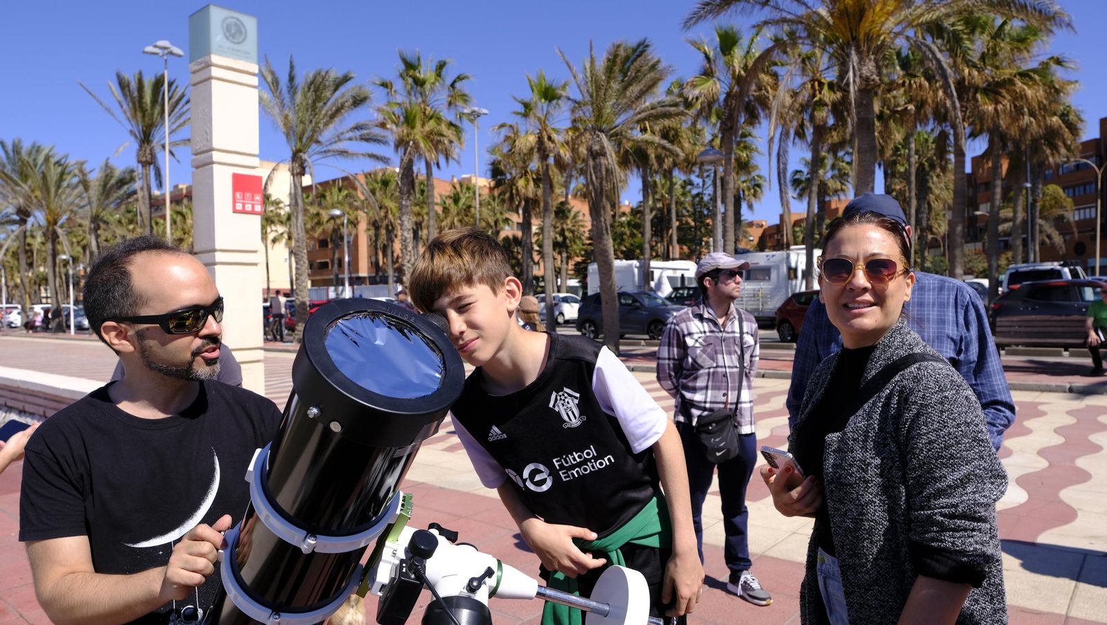 Almería observa el eclipse solar desde el Paseo Marítimo, en imágenes