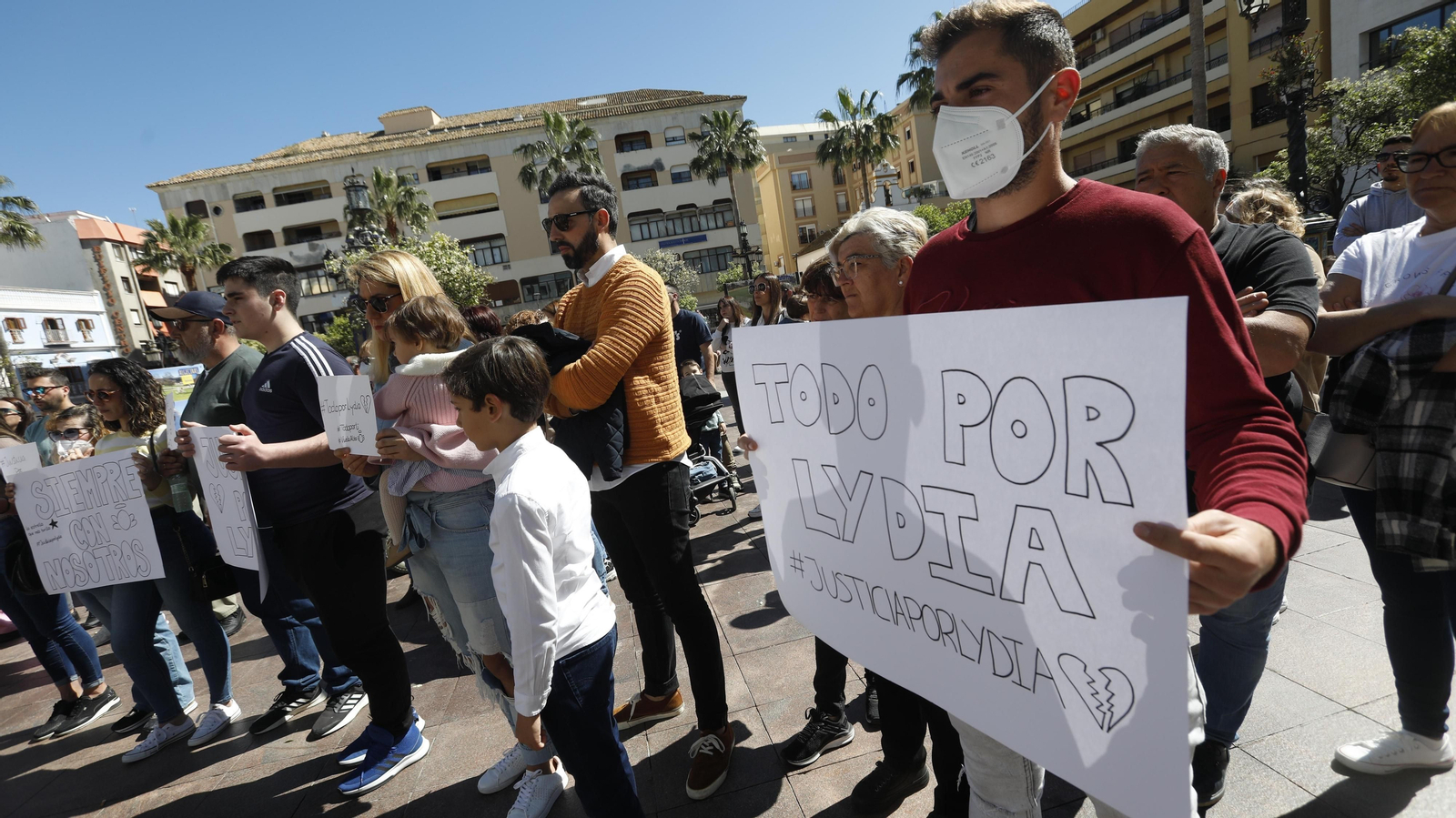 Las fotos de la concentración por la muerte de Lydia,  la niña nacida de forma prematura