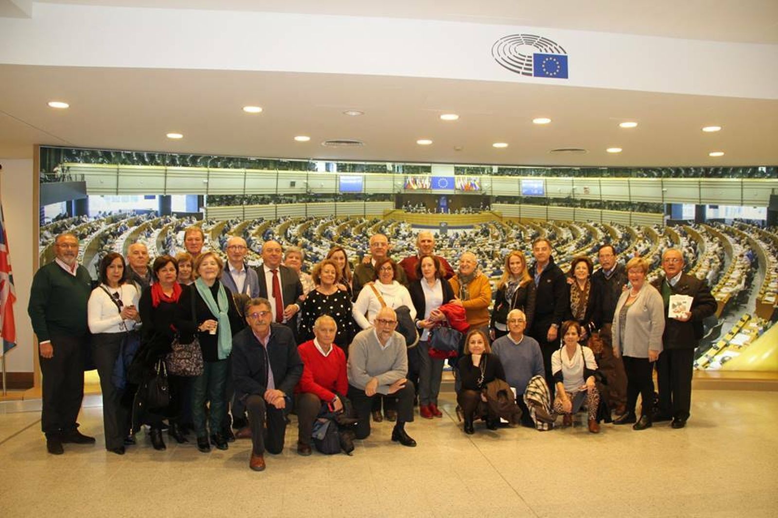 Los integrantes de la expedición chiclanera posan en el Parlamento Europeo.