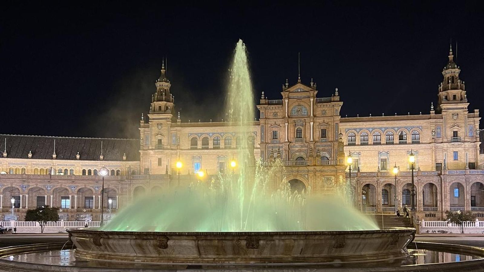 La Plaza de España iluminada de verde en homenaje a los farmacéuticos en el día mundial de la enfermedad.
