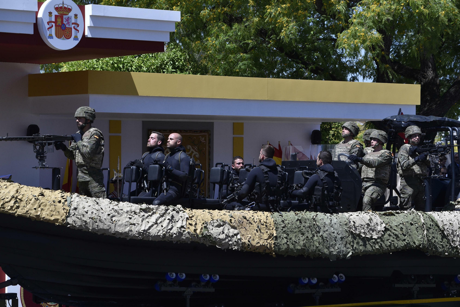 Las imágenes del desfile del Día de las Fuerzas Armadas en Sevilla