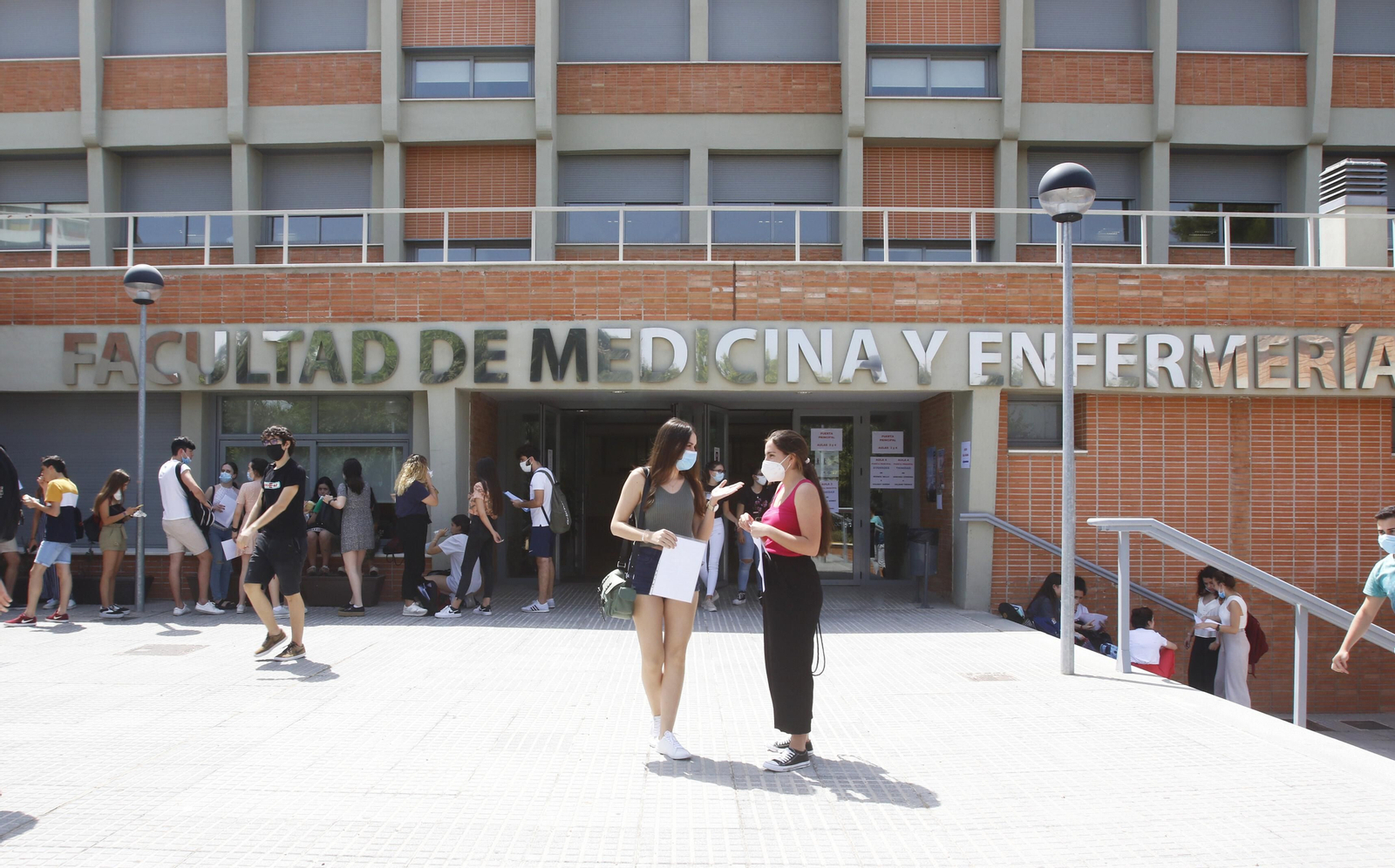 Estudiantes durante el primer día de Selectividad en la Facultad de Medicina. Estudiantes durante el primer día de Selectividad en la Facultad de Medicina.