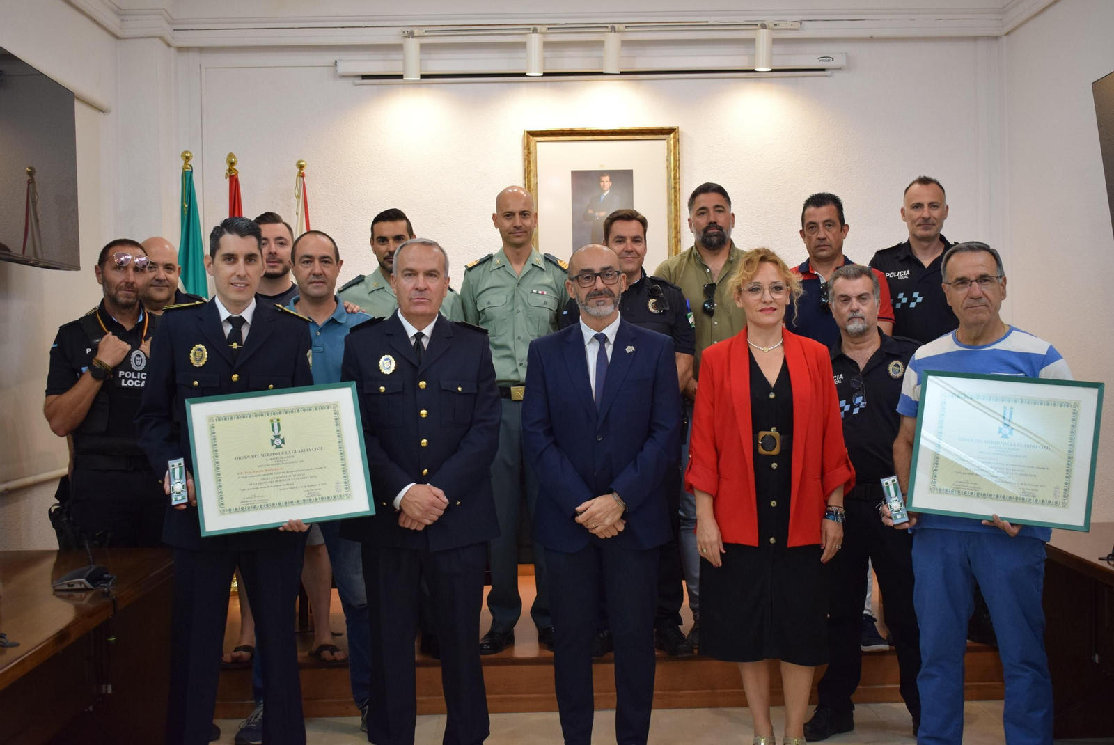 Dos policías locales de Albolote reciben la medalla del Mérito de la Guardia Civil