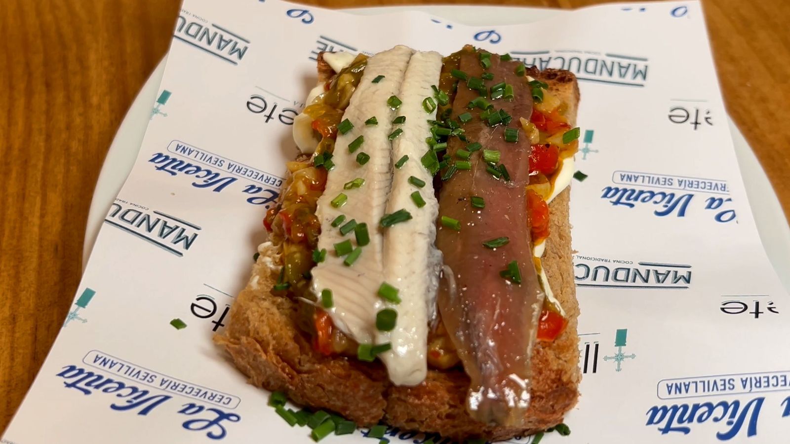 La tosta de alboronía de Manducare combina el clásico “matrimonio” con alboronía casera y alioli sobre pan de calidad, una propuesta que reinventa la vigilia con sabor y creatividad