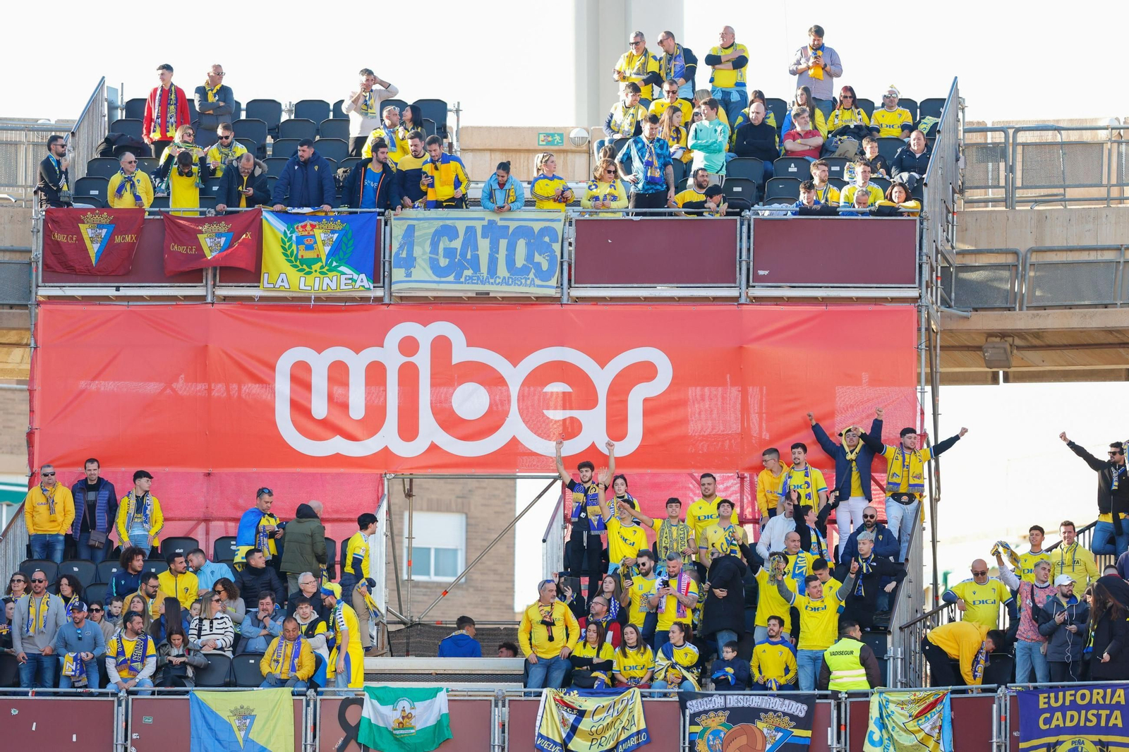 La afición del Cádiz en las gradas supletorias de Los Cármenes.