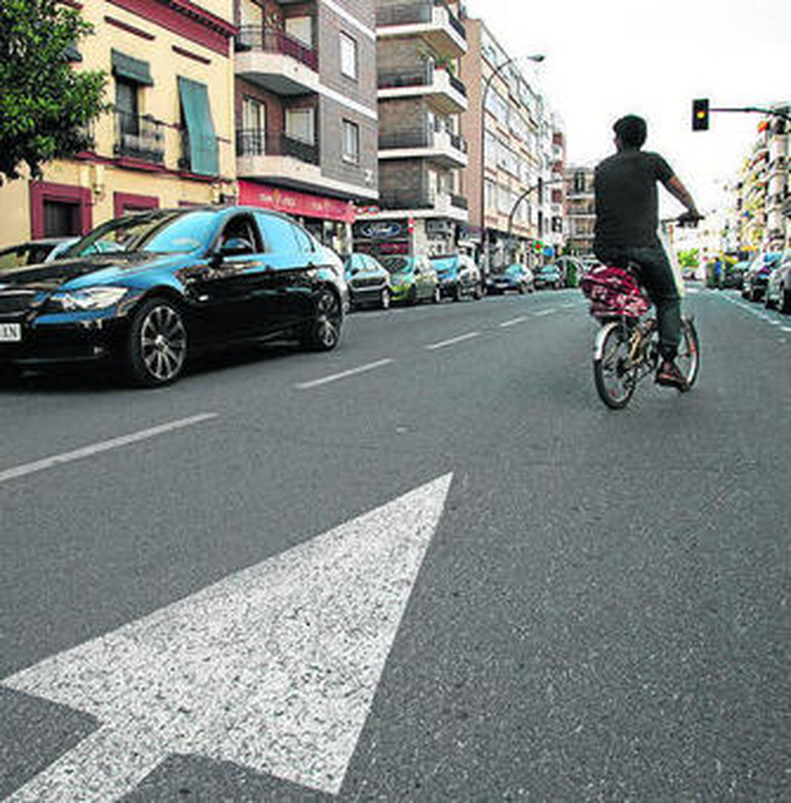 Bicicletas y vehículos privados por la calle Pagés del Corro.