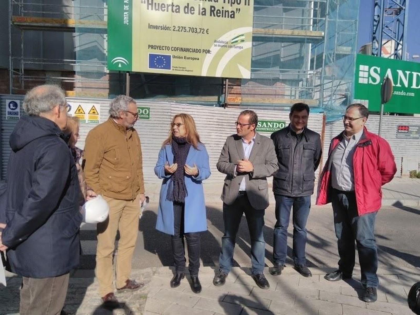Luna, en el centro, conversa con dirigentes de la Delegación de Salud y facultativos.