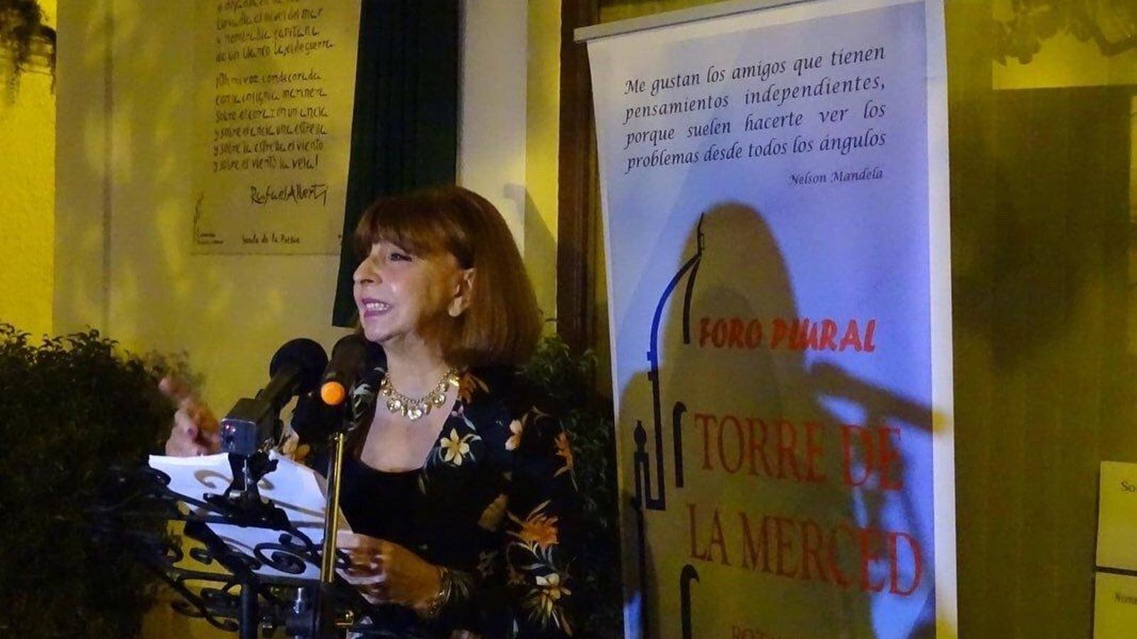 Acto de inauguración del azulejo firmado por Rafael Alberti, que luce Rota desde 2021.