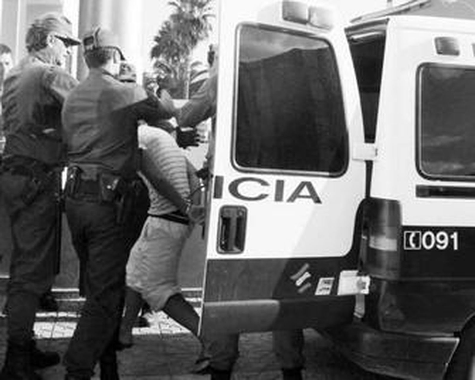 Uno de los detenidos por la muerte de Manuel Zapata entra en los juzgados de La Línea, escoltado por la Policía Nacional, el pasado viernes.