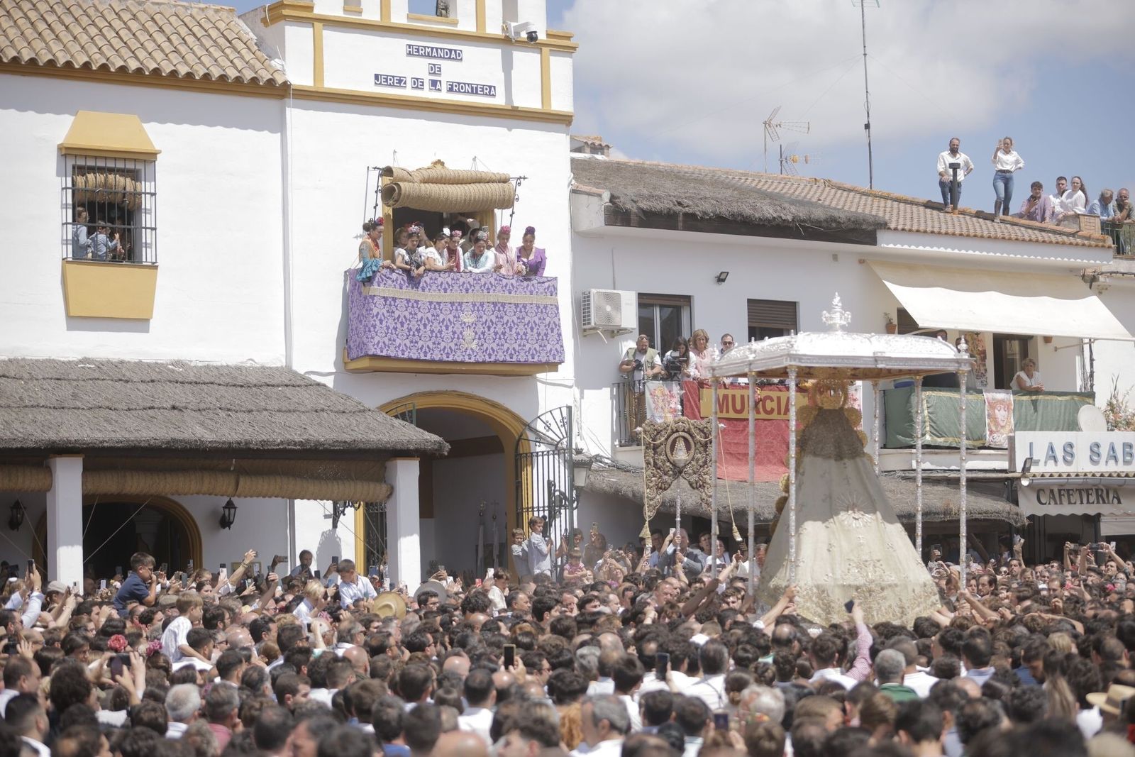 Imágenes de la procesión de la Virgen del Rocío y visita a la casa de Hermandad de Jerez