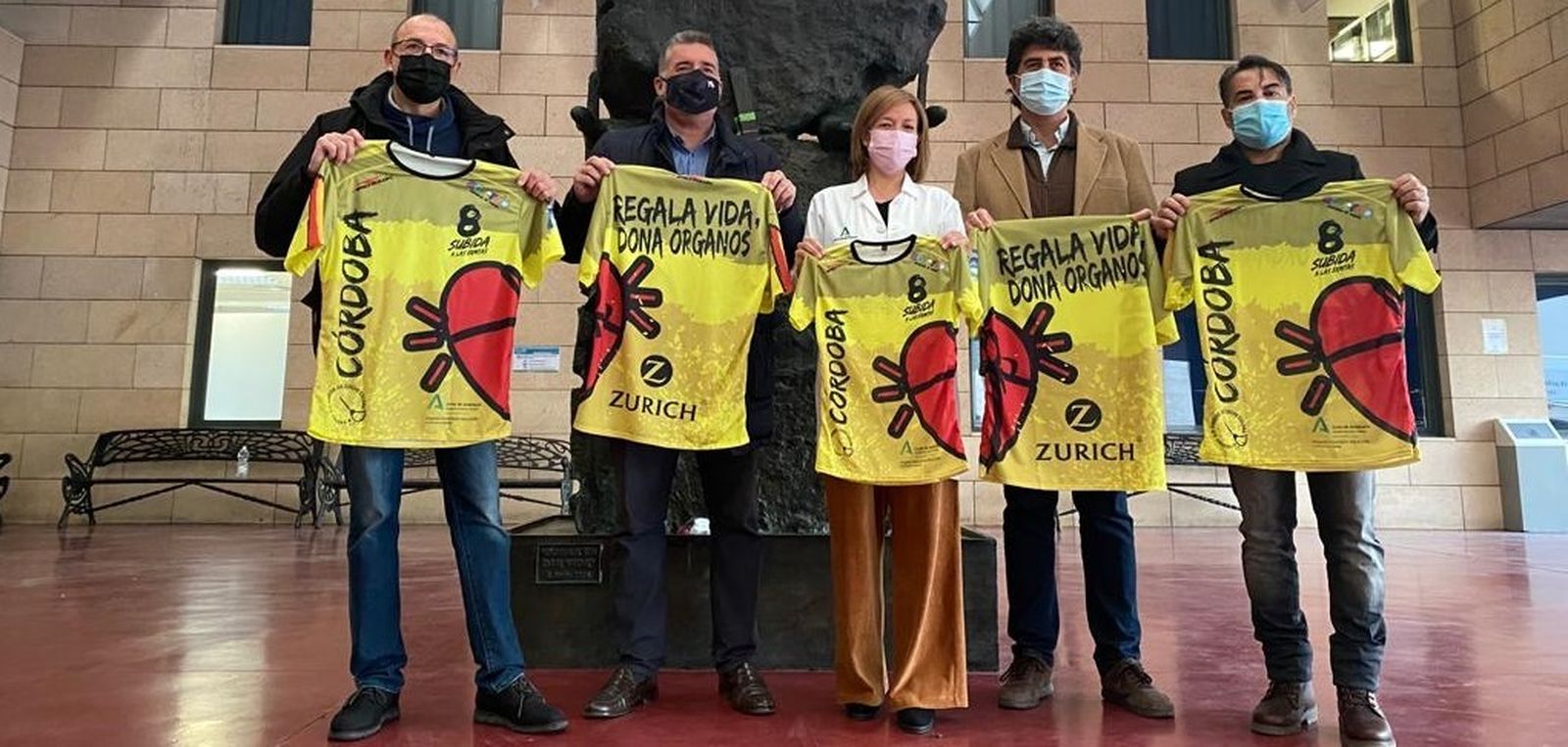 Las autoridades, durante la presentación de la carrera.