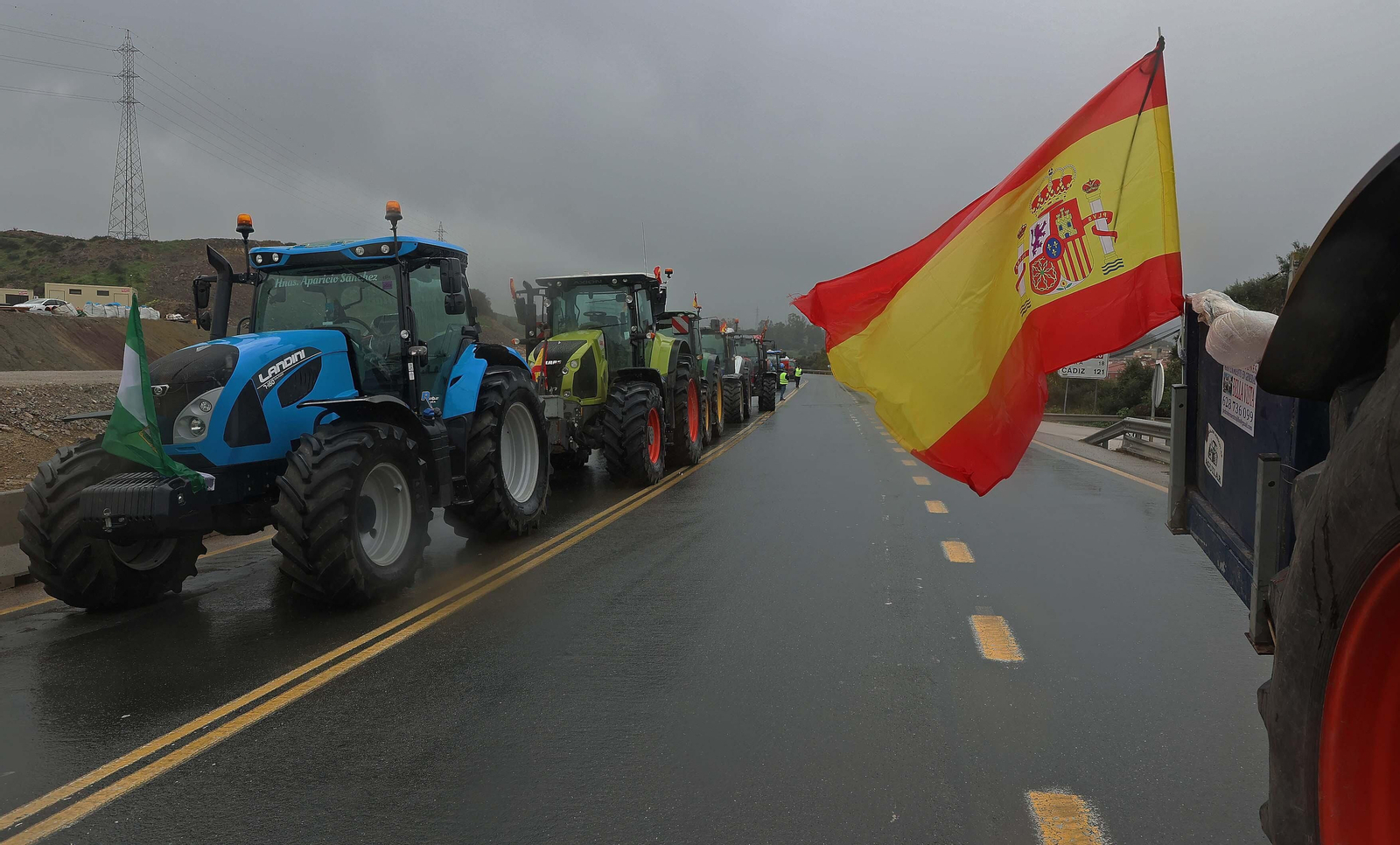 El corte del acceso sur de Algeciras por los tractoristas de Cádiz, en imágenes
