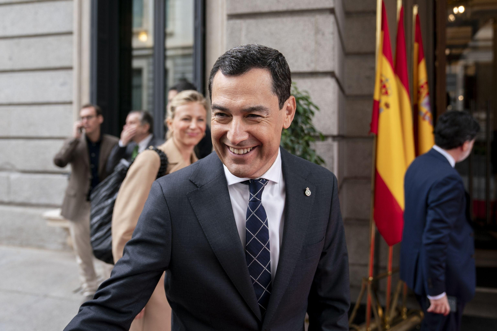 Juanma Moreno, a su llegada el martes al Congreso para la jura de la princesa Leonor. Juanma Moreno, a su llegada el martes al Congreso para la jura de la princesa Leonor.