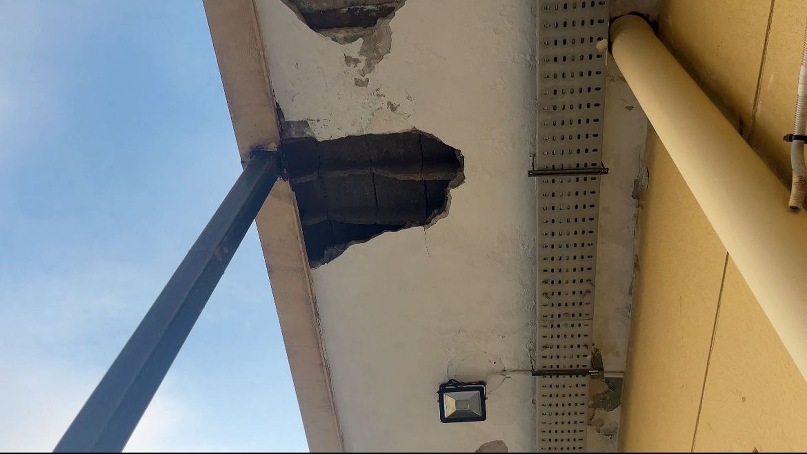 Uno de los desprendimientos del techo en el IES Vicente Aleixandre.