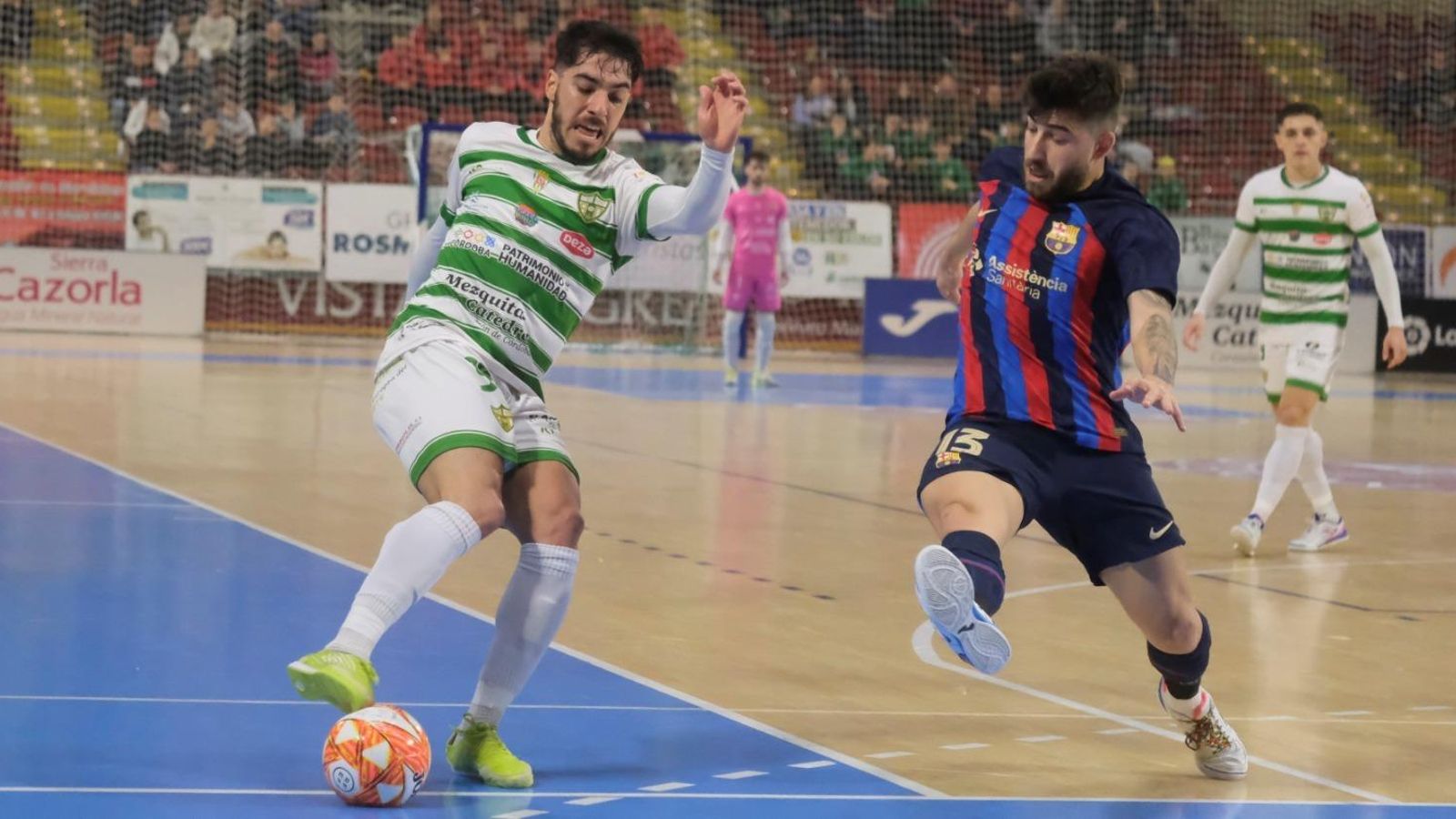 Perin conduce un balón ante la presión de Catela.