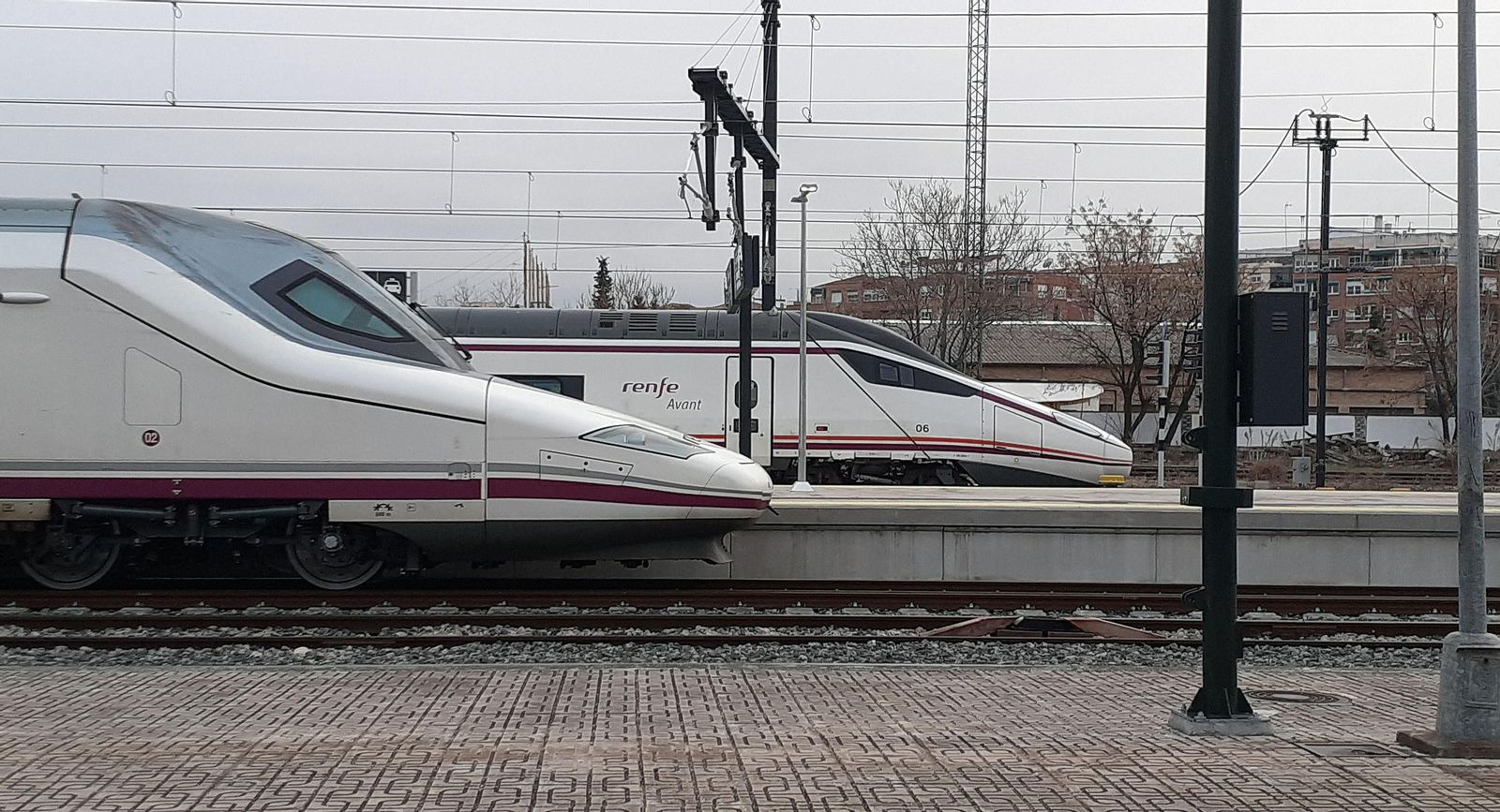 Trenes AVE y Avant estacionados en Granada