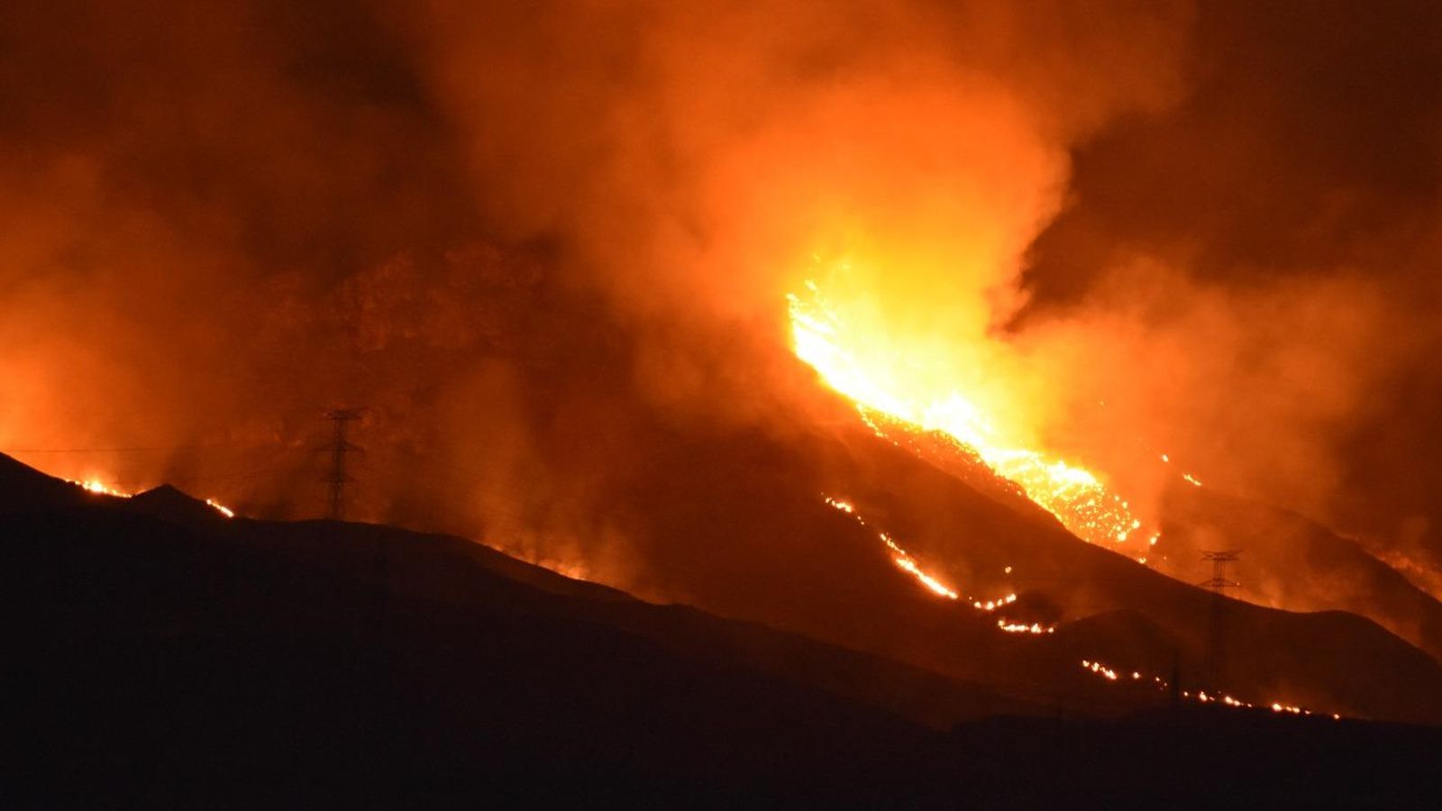 Imágenes del incendio forestal que mantiene en vilo a vecinos de Gádor y Benahadux