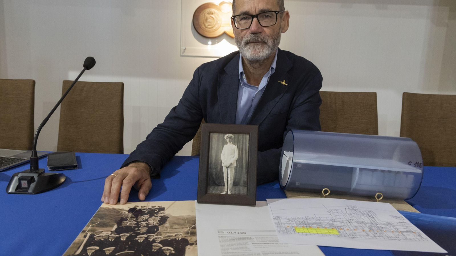 El marino mercante e investigador José Luis Martín muestra planos y fotografías de la tripulación del C-3 El marino mercante e investigador José Luis Martín muestra planos y fotografías de la tripulación del C-3