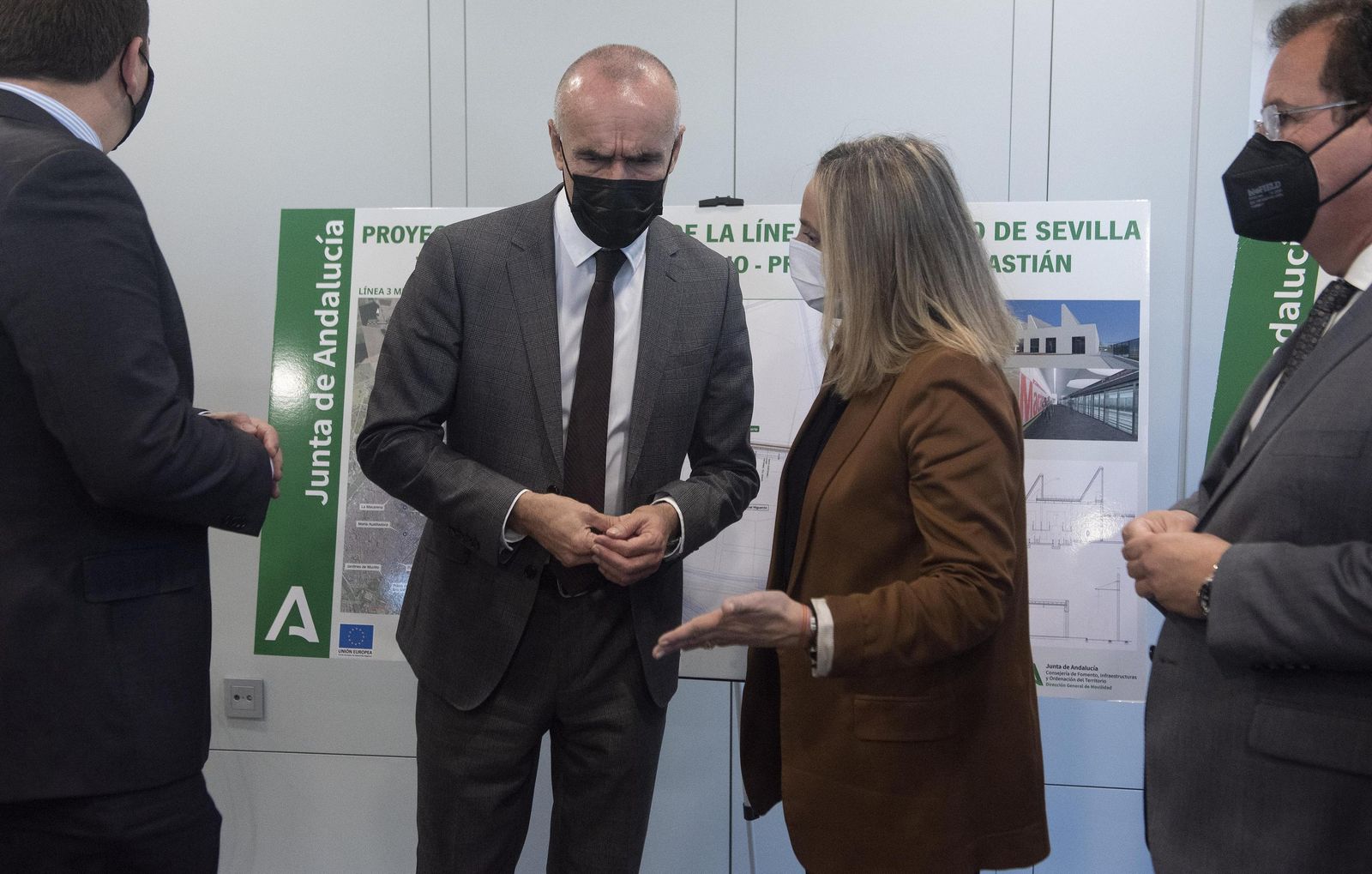 El alcalde Antonio Muñoz escucha a la consejera de Fomento Marifrán Carazo en la presentación del proyecto constructivo de la línea 3 del Metro.