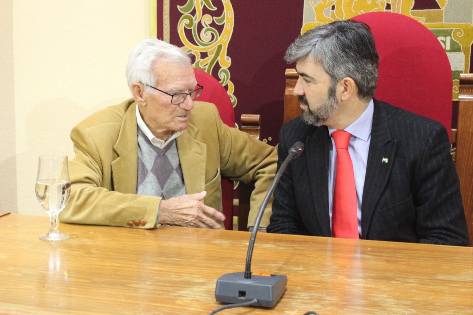 Joaquín Navarro con el alcalde de Coria, ayer, en la presentación de los actos culturales que se celebrarán en torno a su figura a partir del 19 de febrero.