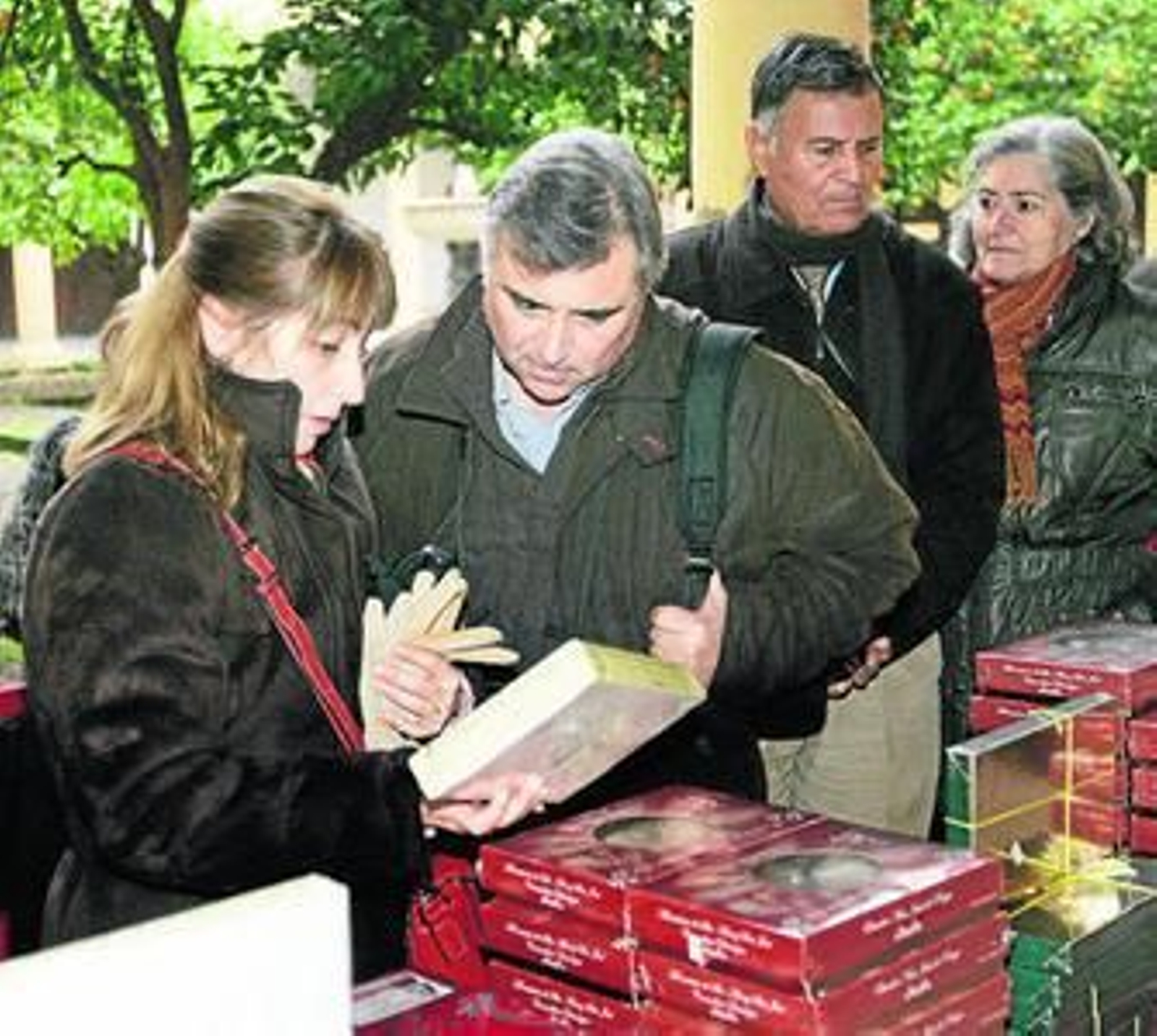Visitantes de la muestra contemplan la oferta de productos. Visitantes de la muestra contemplan la oferta de productos.