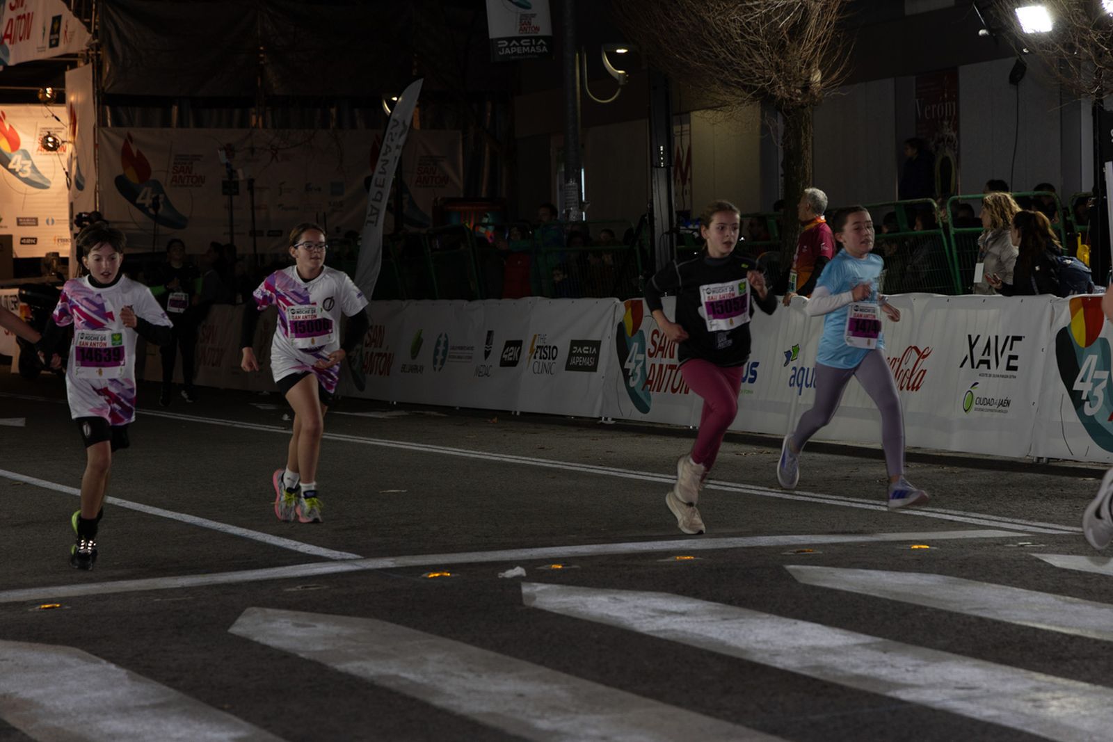 En imágenes: 2.000 atletas brillan con luz propia en la infantil de la Carrera de San Antón 2026