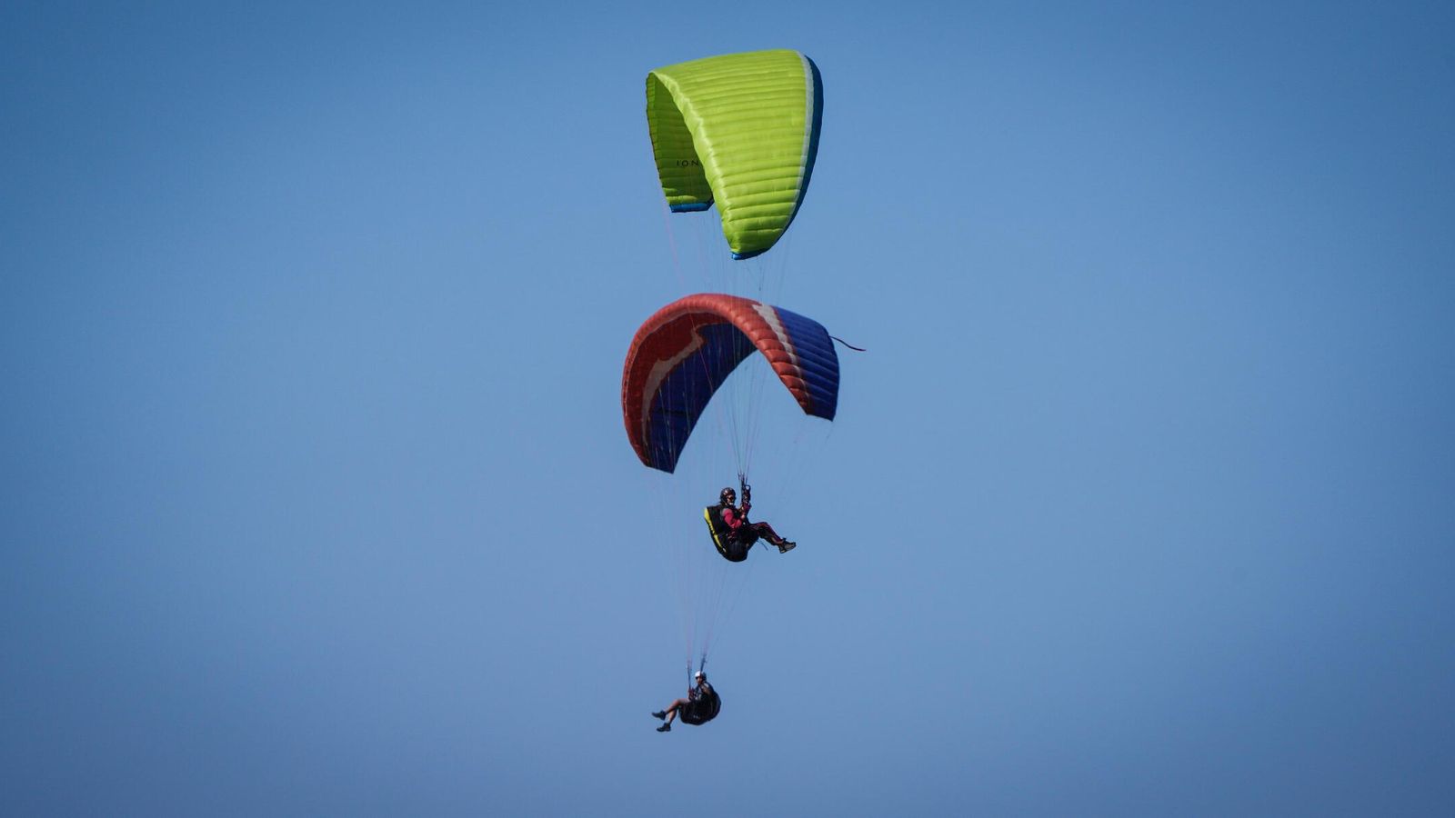 Varios pilotos disfrutando de un vuelo en la Sierra