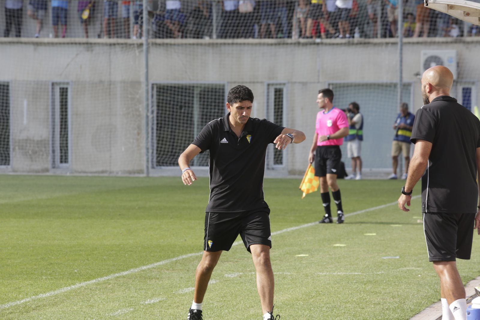 Juanma Pavón gesticula en la banda del campo principal de El Rosal.