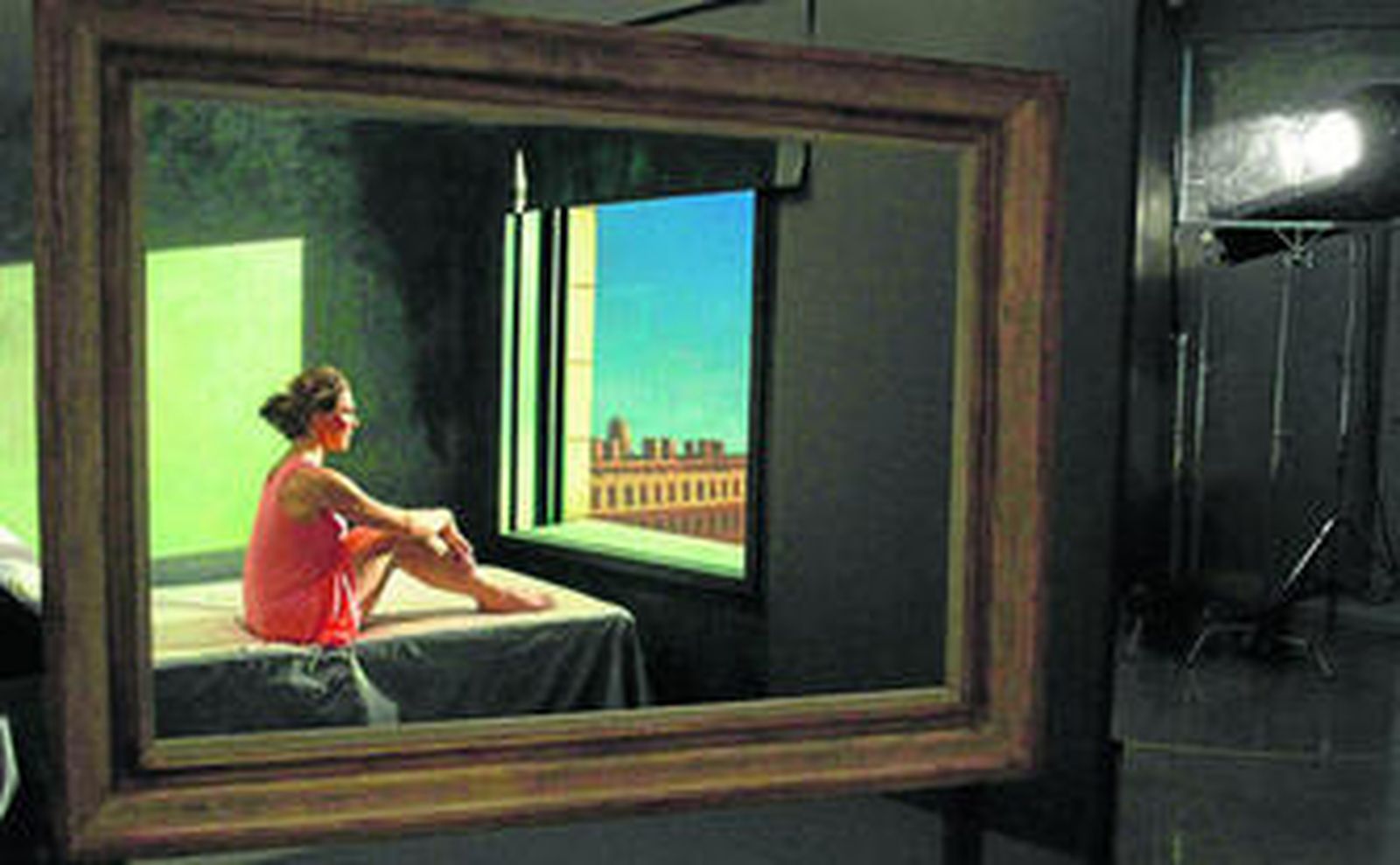 Recreación con modelo del cuadro Sol de mañana, de Hopper.