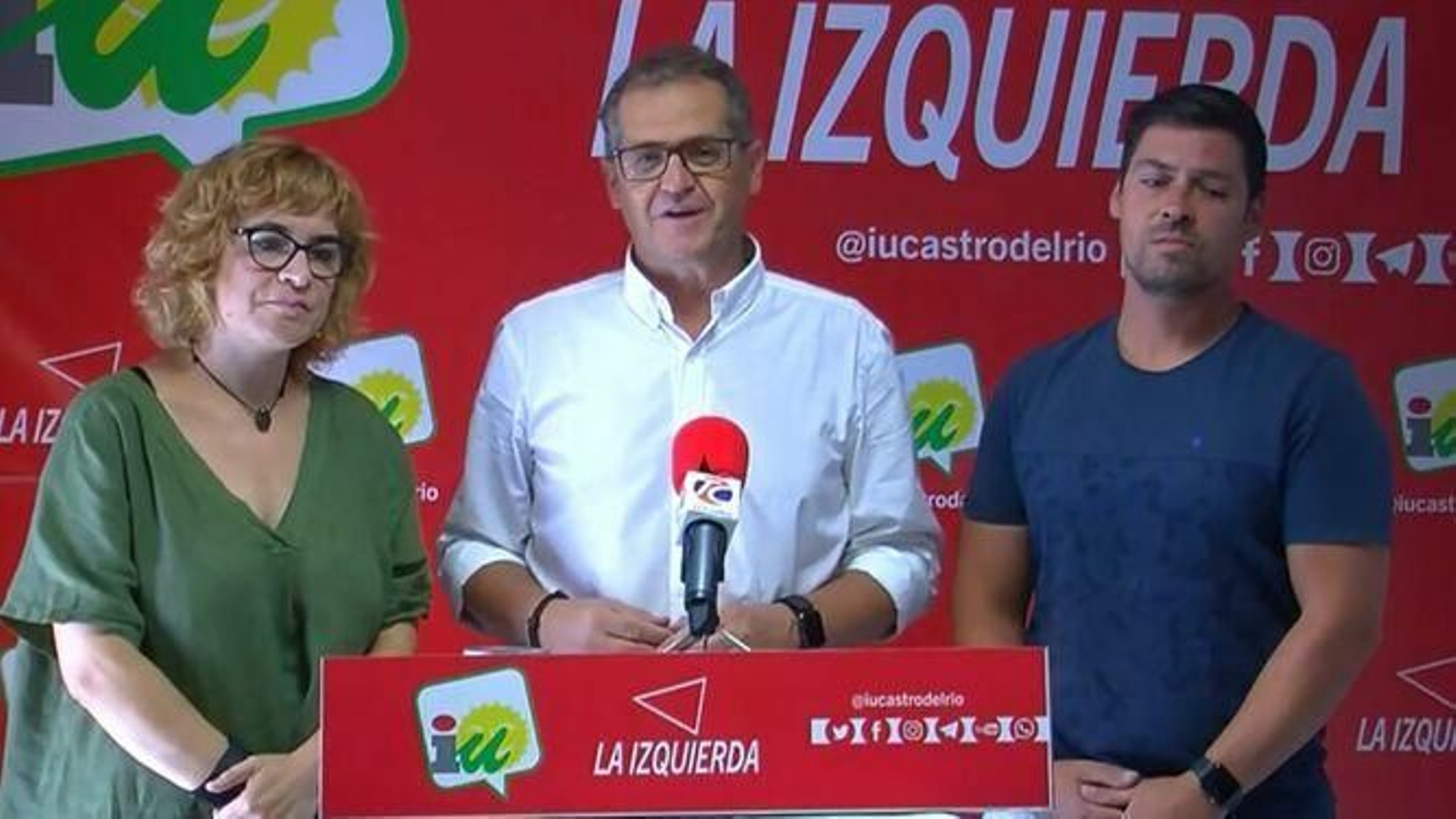 José Luis Caravaca, en el centro, con integrantes de IU.