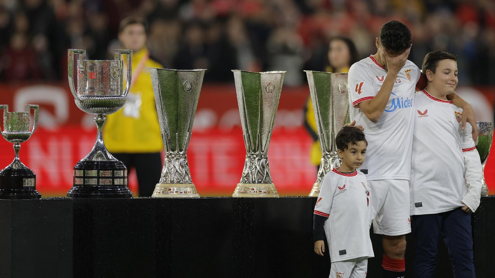 Jesús Navas no puede contener el llanto junto a sus hijos en su despedida.