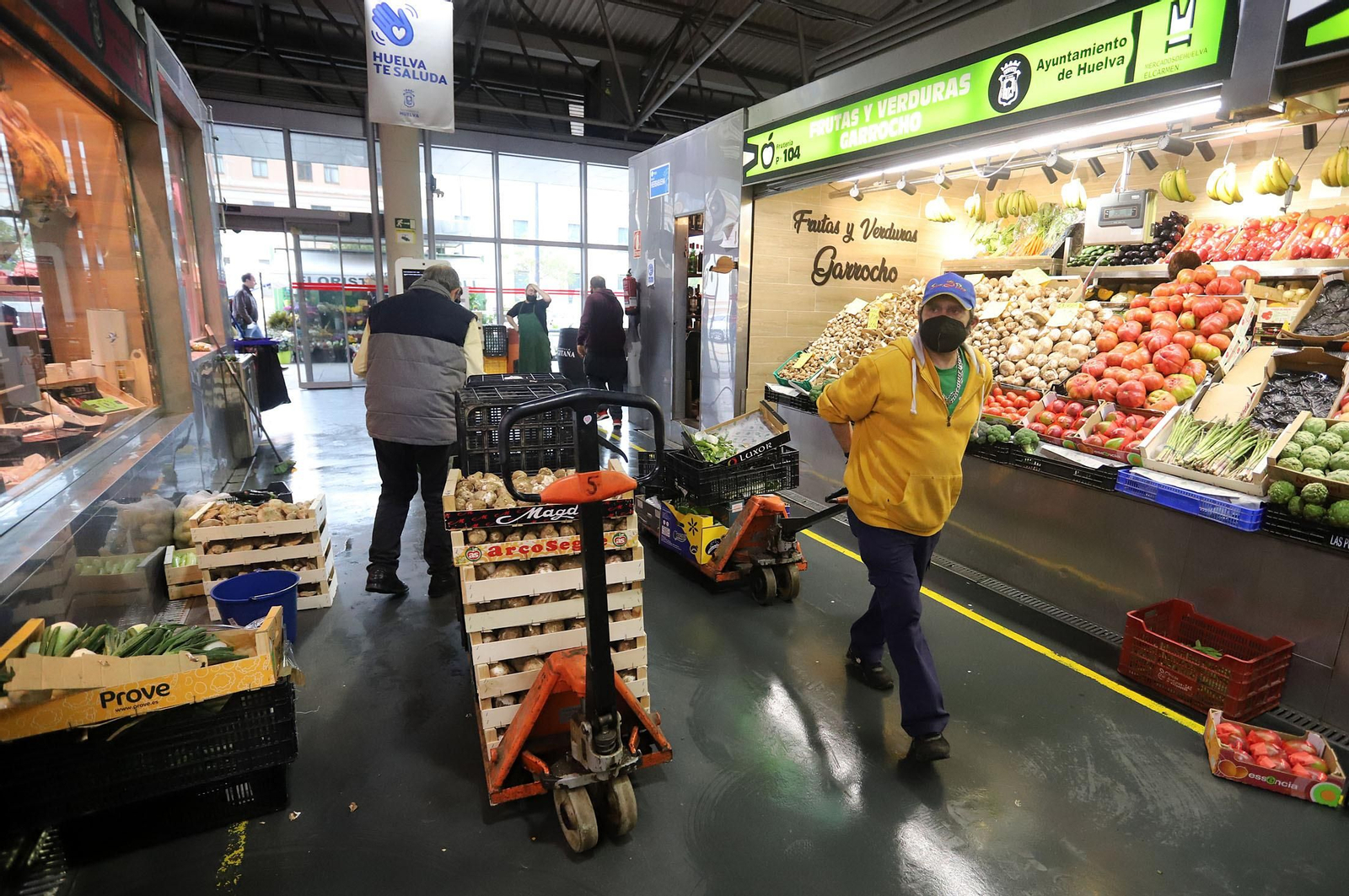 Imágenes del ambiente en el Mercado del Carmen en plena huelga de transportistas