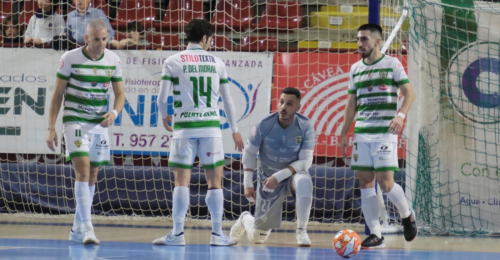 Los jugadores del Córdoba Futsal, abatidos tras recibir un gol ante ElPozo Murcia.
