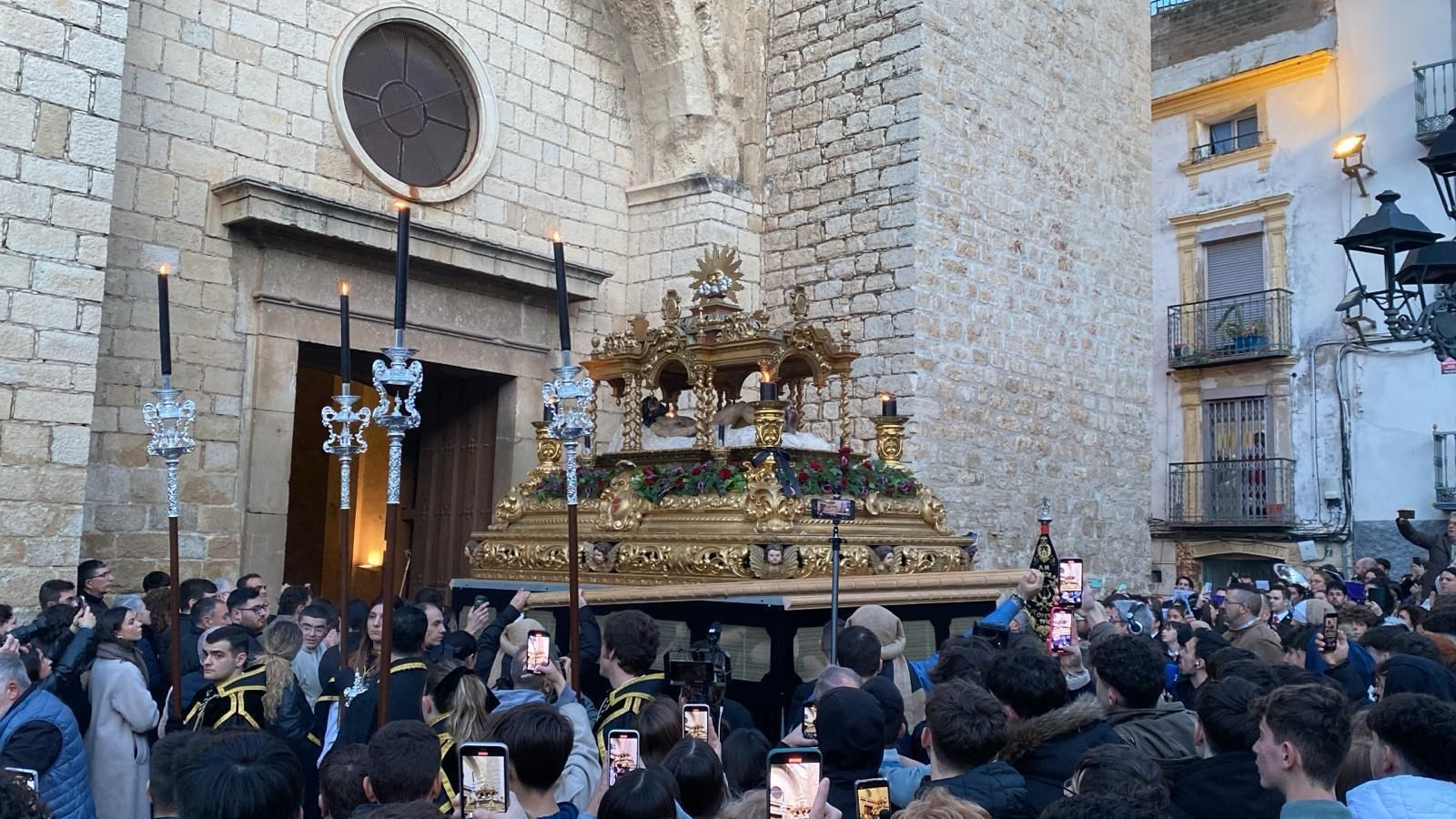 En imágenes: el Santo Sepulcro procesiona su luto por las calles de Jaén capital