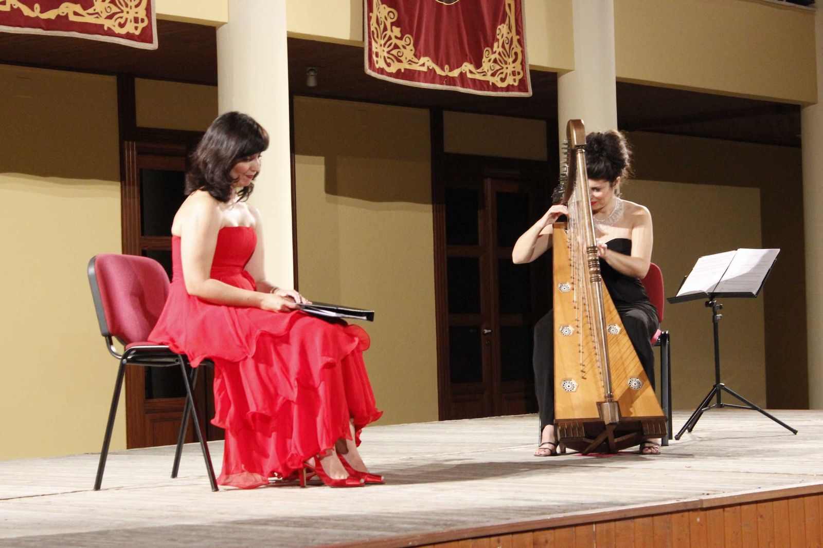 Cristina Bayón y Sara Águeda durante su concierto en el Castillo de Santa Ana.