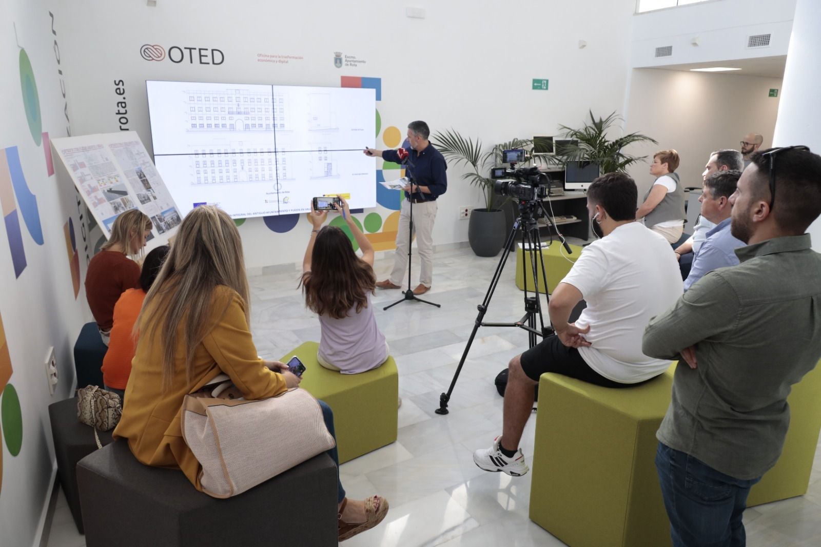 El alcalde detalla el proyecto de rehabilitación del antiguo Ayuntamiento.