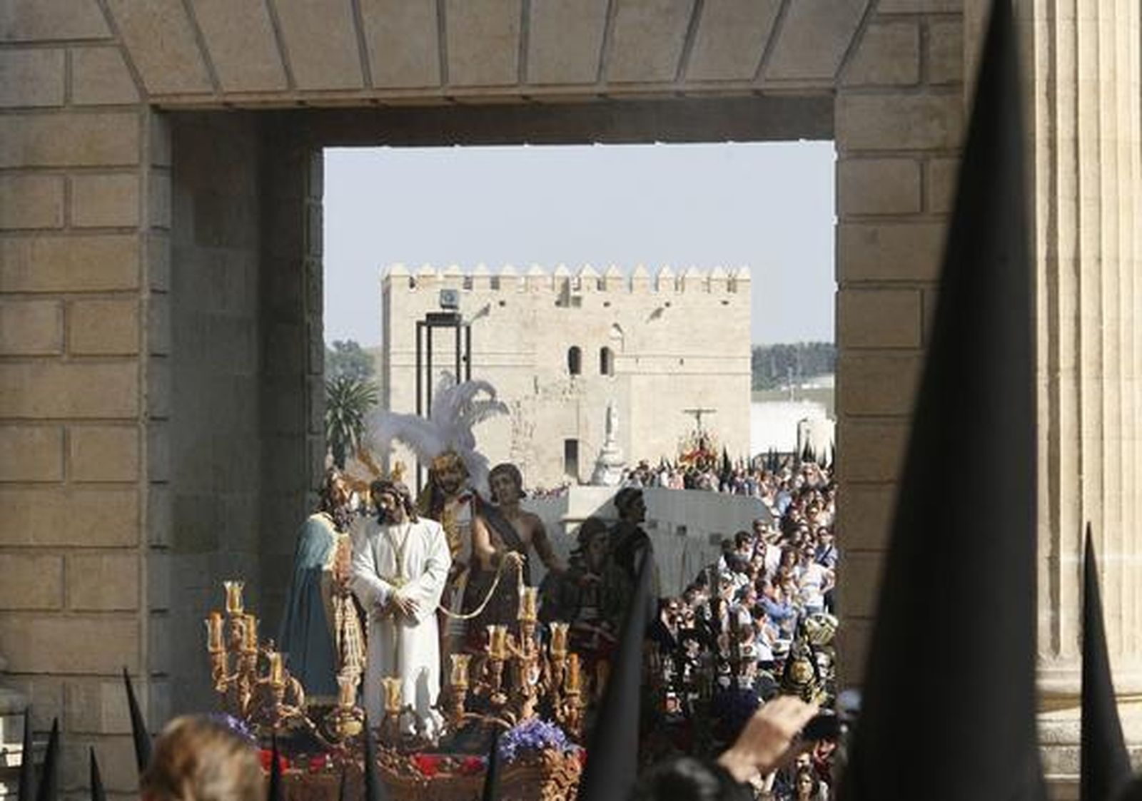 El Cerro entra por el arco del puente.  Foto: Alvaro Carmona