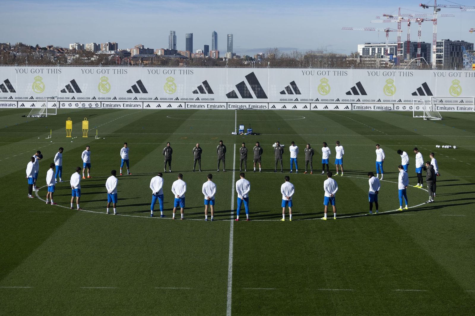 El Real Madrid guarda un minuto de silencio por las víctimas del accidente de Adamuz.